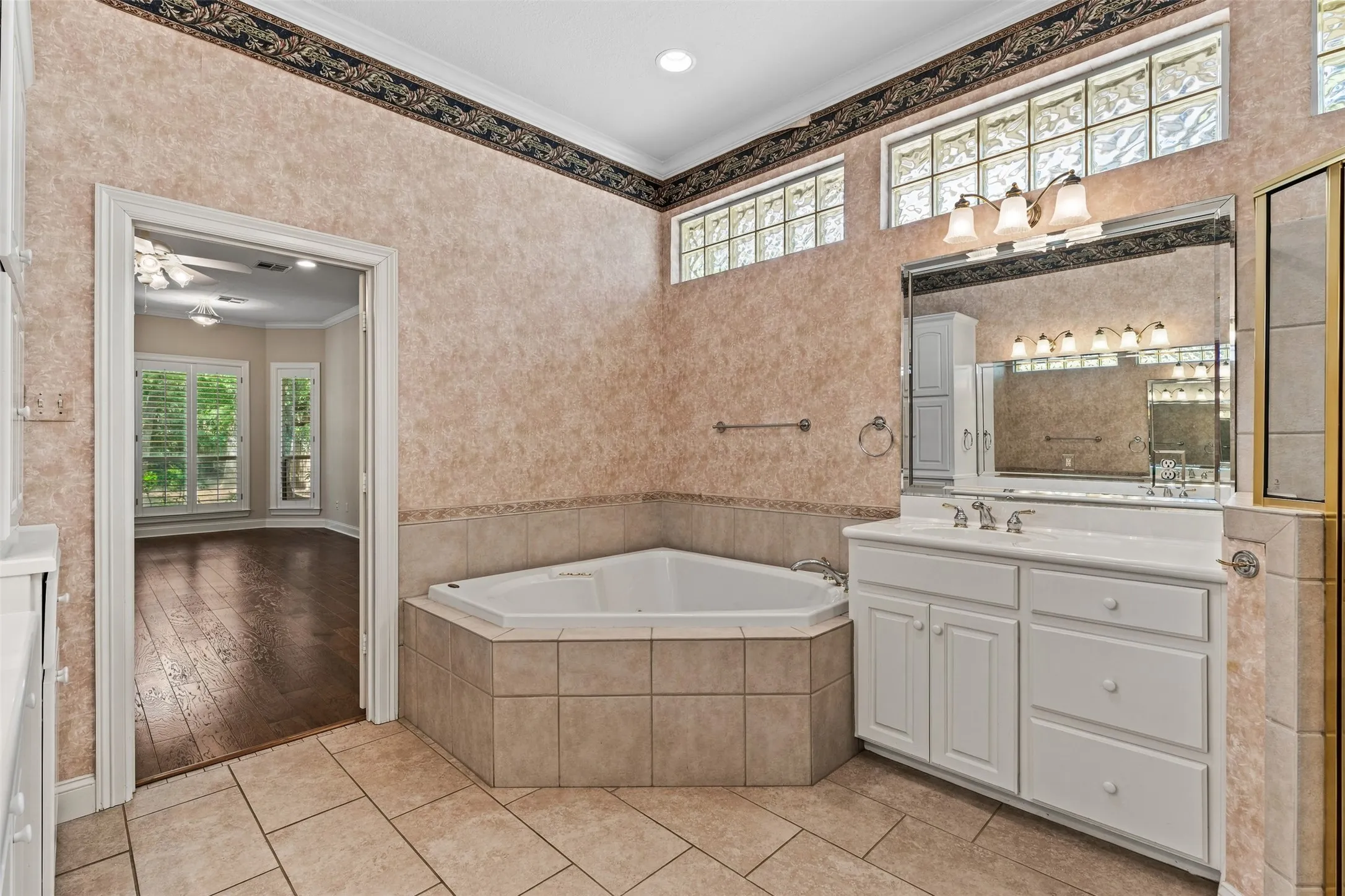 Single Family Residence For Sale in Mc Lennan County , 235 Settlers Creek Trail, Woodway, Texas 76712, 3 Bedroom, 3 Bathroom, 3 Garage spaces, 3,215 Sqft, built in 2002, mls#21394251, Real Estate Agent in Woodway, Homes For Sale in Mc Lennan county, Homes For Sale in Woodway, Realtor in Woodway Texas, Real Estate Brokerage Independent Realty Texas, Luminita Cordes Realtor