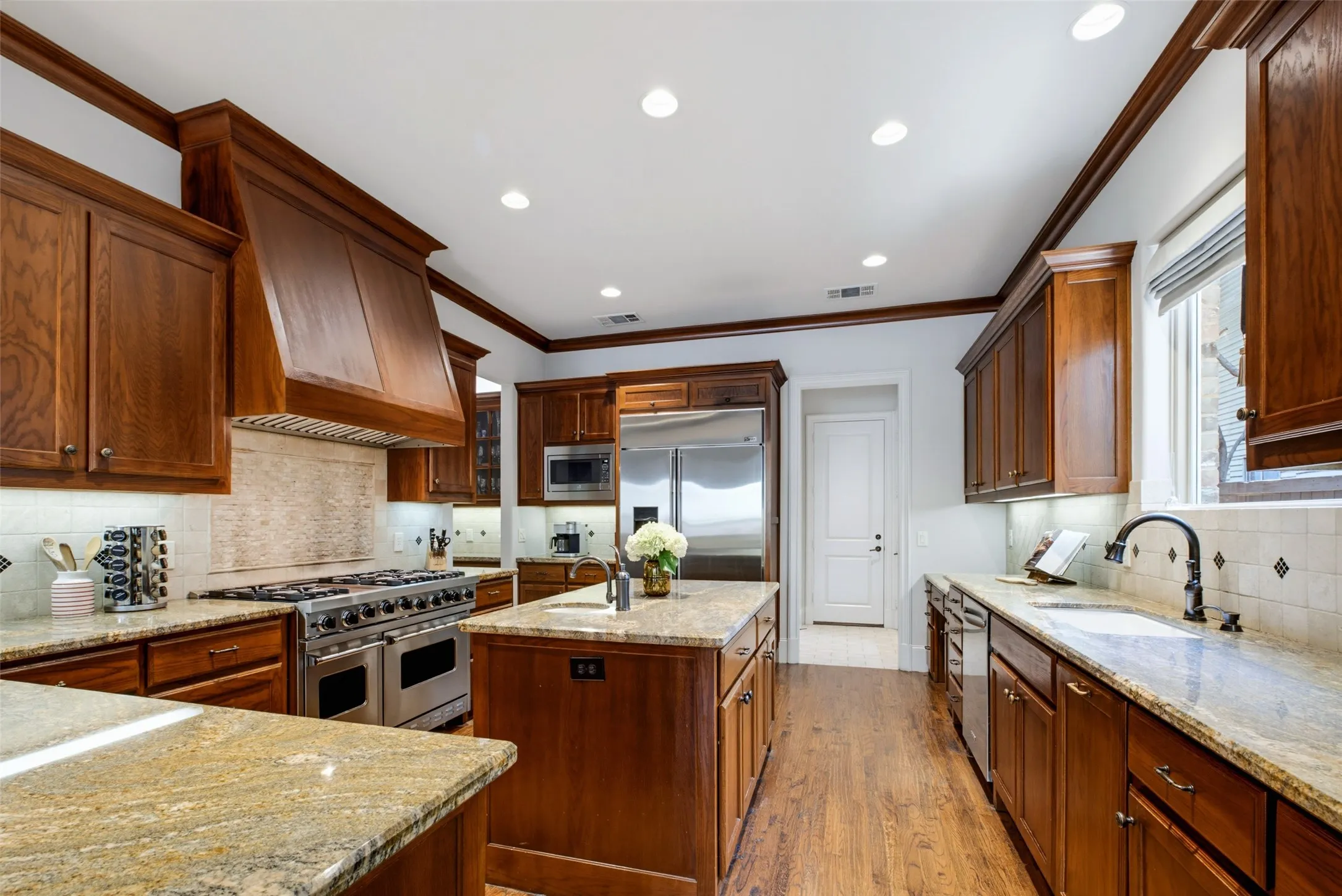 Single Family Residence For Sale in Dallas County , 5243 Willis Avenue, Dallas, Texas 75206, 3 Bedroom, 4 Bathroom, 2 Garage spaces, 3,814 Sqft, built in 2006, mls#21346921, Real Estate Agent in Dallas, Homes For Sale in Dallas county, Homes For Sale in Dallas, Realtor in Dallas Texas, Real Estate Brokerage Independent Realty Texas, Luminita Cordes Realtor