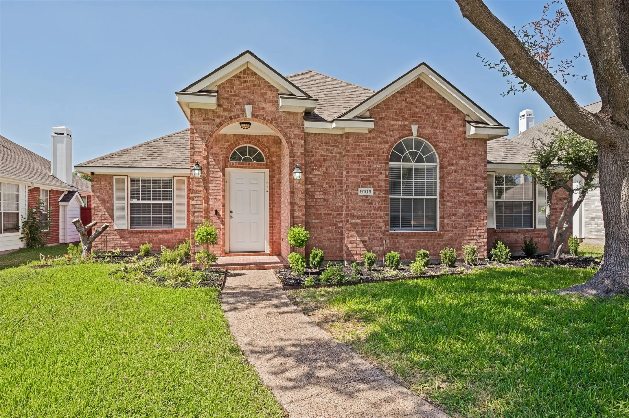 Single Family Residence For Rent in Collin County , 9109 Azinger Drive, Plano, Texas 75025, 4 Bedroom, 2 Bathroom, 2 Garage spaces, 1,984 Sqft, built in 1996, mls#21392646, Real Estate Agent in Plano, Homes For Rent in Collin county, Homes For Rent in Plano, Realtor in Plano Texas, Real Estate Brokerage Independent Realty Texas, Luminita Cordes Realtor