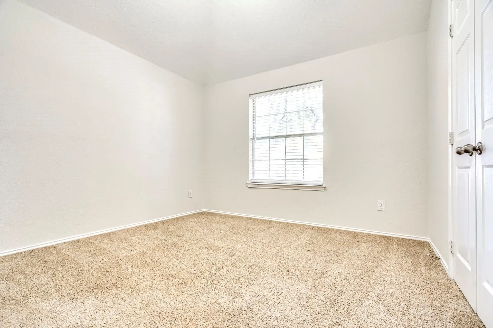 Single Family Residence For Rent in Collin County , 9109 Azinger Drive, Plano, Texas 75025, 4 Bedroom, 2 Bathroom, 2 Garage spaces, 1,984 Sqft, built in 1996, mls#21392646, Real Estate Agent in Plano, Homes For Rent in Collin county, Homes For Rent in Plano, Realtor in Plano Texas, Real Estate Brokerage Independent Realty Texas, Luminita Cordes Realtor