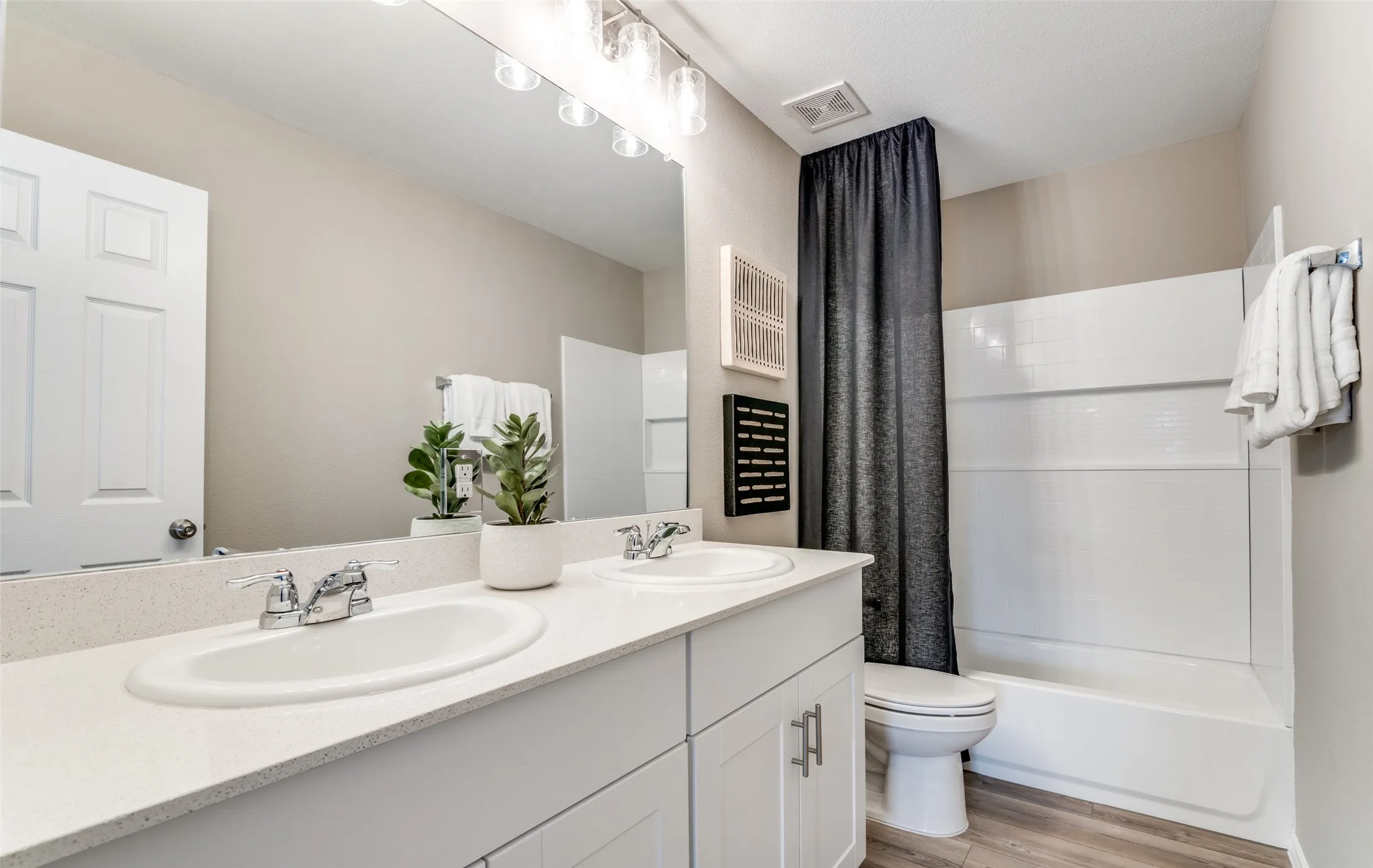 *Model Representation - Spacious secondary bathroom