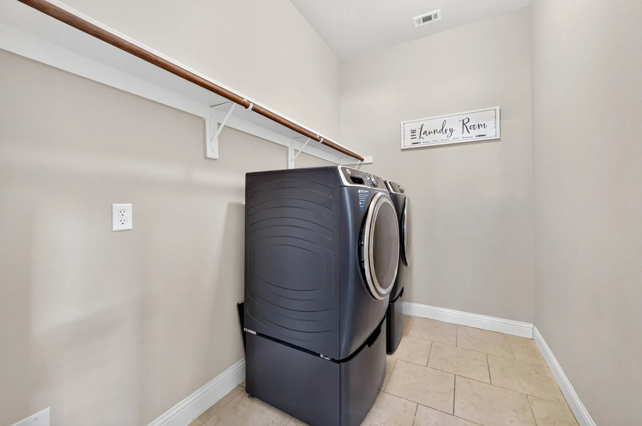 Single Family Residence For Sale in Collin County , 1108 Navajo Drive, Mc Kinney, Texas 75072, 5 Bedroom, 5 Bathroom, 3 Garage spaces, 4,301 Sqft, built in 2013, mls#21391899, Real Estate Agent in Mc Kinney, Homes For Sale in Collin county, Homes For Sale in Mc Kinney, Realtor in Mc Kinney Texas, Real Estate Brokerage Independent Realty Texas, Luminita Cordes Realtor