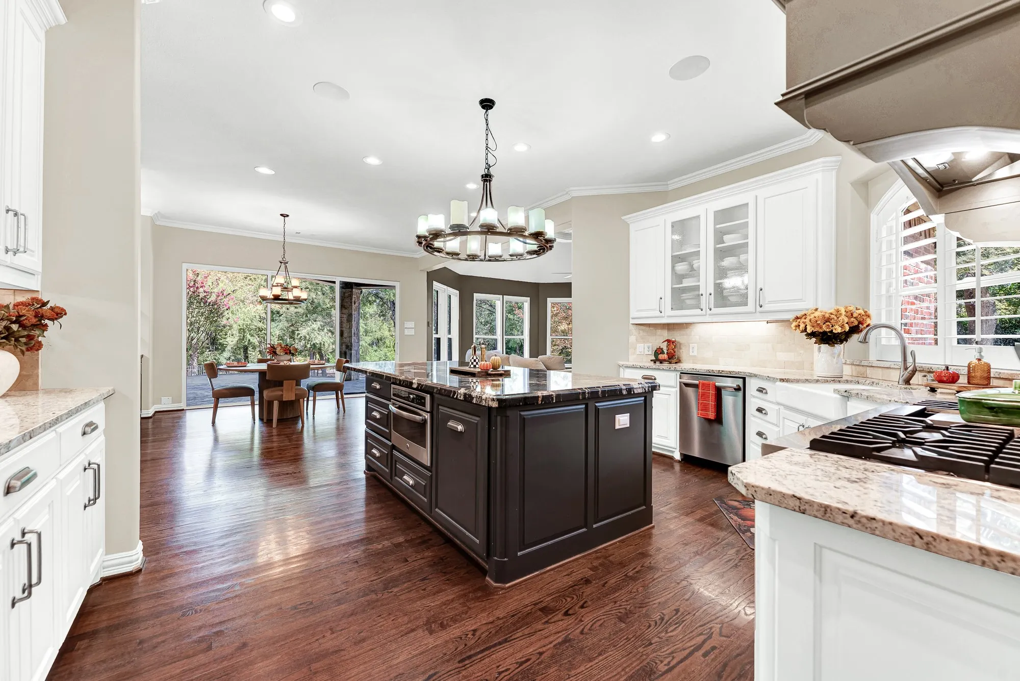 Seamless open circulation links the culinary workspace directly toward garden-facing glass walls. Enjoy a quiet morning espresso while taking in sunshine pouring from the back patio.