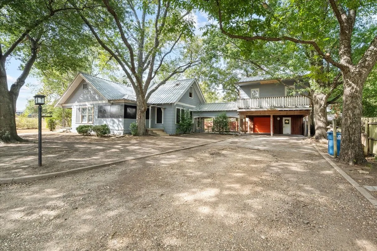 Single Family Residence For Sale in Navarro County , 2900 State Highway 22, Corsicana, Texas 75110, 3 Bedroom, 2 Bathroom, 2 Garage spaces, 2,840 Sqft, built in 1920, mls#21391830, Real Estate Agent in Corsicana, Homes For Sale in Navarro county, Homes For Sale in Corsicana, Realtor in Corsicana Texas, Real Estate Brokerage Independent Realty Texas, Luminita Cordes Realtor