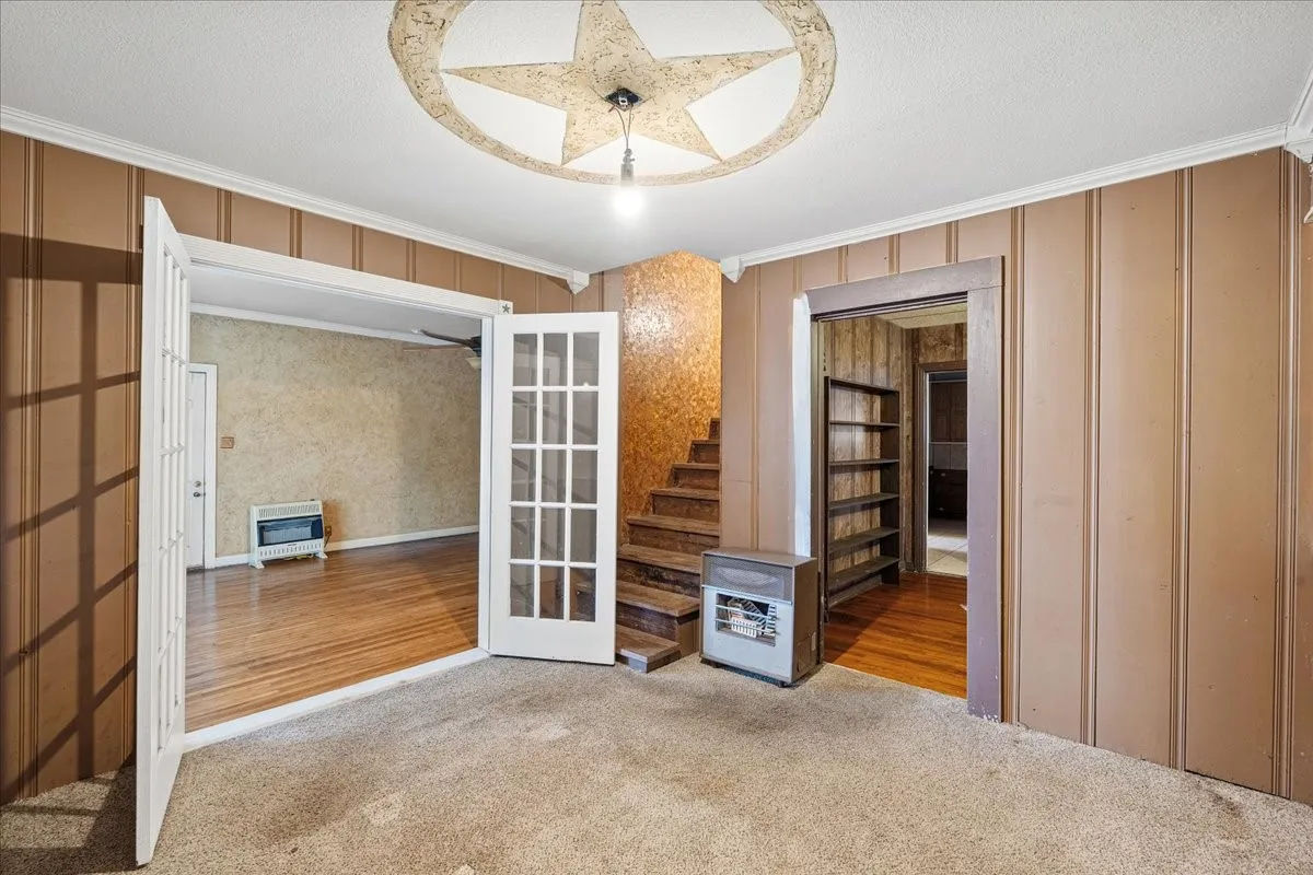 Single Family Residence For Sale in Navarro County , 2900 State Highway 22, Corsicana, Texas 75110, 3 Bedroom, 2 Bathroom, 2 Garage spaces, 2,840 Sqft, built in 1920, mls#21391830, Real Estate Agent in Corsicana, Homes For Sale in Navarro county, Homes For Sale in Corsicana, Realtor in Corsicana Texas, Real Estate Brokerage Independent Realty Texas, Luminita Cordes Realtor