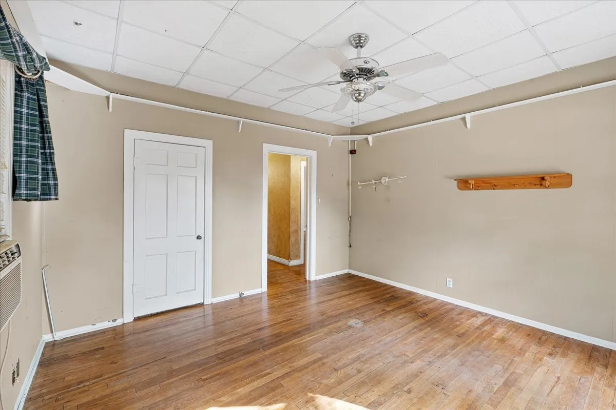 Single Family Residence For Sale in Navarro County , 2900 State Highway 22, Corsicana, Texas 75110, 3 Bedroom, 2 Bathroom, 2 Garage spaces, 2,840 Sqft, built in 1920, mls#21391830, Real Estate Agent in Corsicana, Homes For Sale in Navarro county, Homes For Sale in Corsicana, Realtor in Corsicana Texas, Real Estate Brokerage Independent Realty Texas, Luminita Cordes Realtor