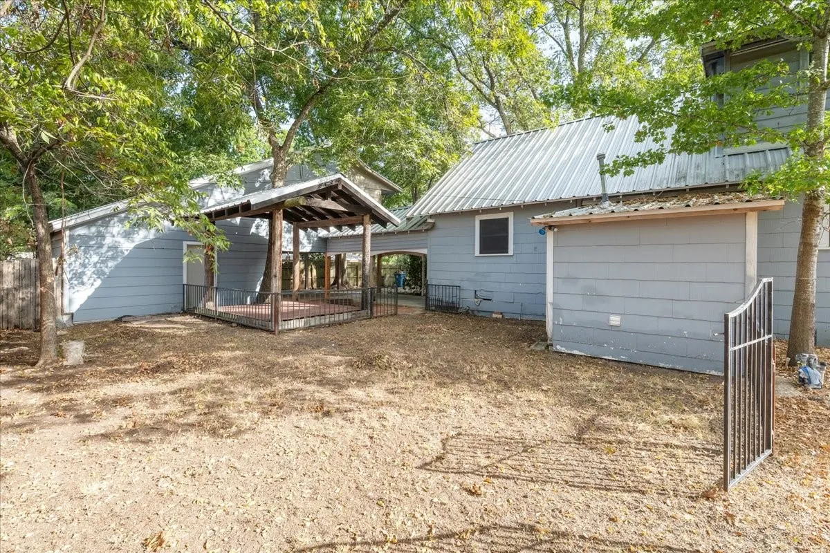 Single Family Residence For Sale in Navarro County , 2900 State Highway 22, Corsicana, Texas 75110, 3 Bedroom, 2 Bathroom, 2 Garage spaces, 2,840 Sqft, built in 1920, mls#21391830, Real Estate Agent in Corsicana, Homes For Sale in Navarro county, Homes For Sale in Corsicana, Realtor in Corsicana Texas, Real Estate Brokerage Independent Realty Texas, Luminita Cordes Realtor