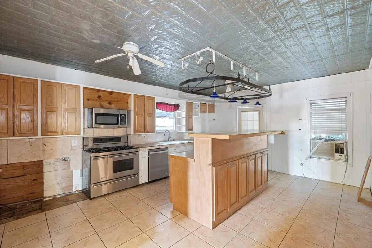Single Family Residence For Sale in Navarro County , 2900 State Highway 22, Corsicana, Texas 75110, 3 Bedroom, 2 Bathroom, 2 Garage spaces, 2,840 Sqft, built in 1920, mls#21391830, Real Estate Agent in Corsicana, Homes For Sale in Navarro county, Homes For Sale in Corsicana, Realtor in Corsicana Texas, Real Estate Brokerage Independent Realty Texas, Luminita Cordes Realtor