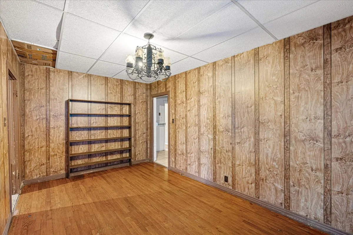 Single Family Residence For Sale in Navarro County , 2900 State Highway 22, Corsicana, Texas 75110, 3 Bedroom, 2 Bathroom, 2 Garage spaces, 2,840 Sqft, built in 1920, mls#21391830, Real Estate Agent in Corsicana, Homes For Sale in Navarro county, Homes For Sale in Corsicana, Realtor in Corsicana Texas, Real Estate Brokerage Independent Realty Texas, Luminita Cordes Realtor
