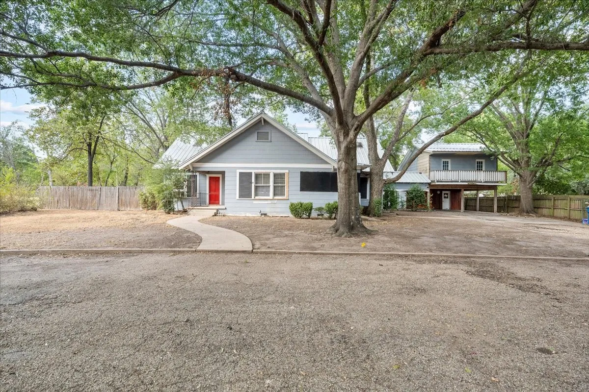 Single Family Residence For Sale in Navarro County , 2900 State Highway 22, Corsicana, Texas 75110, 3 Bedroom, 2 Bathroom, 2 Garage spaces, 2,840 Sqft, built in 1920, mls#21391830, Real Estate Agent in Corsicana, Homes For Sale in Navarro county, Homes For Sale in Corsicana, Realtor in Corsicana Texas, Real Estate Brokerage Independent Realty Texas, Luminita Cordes Realtor
