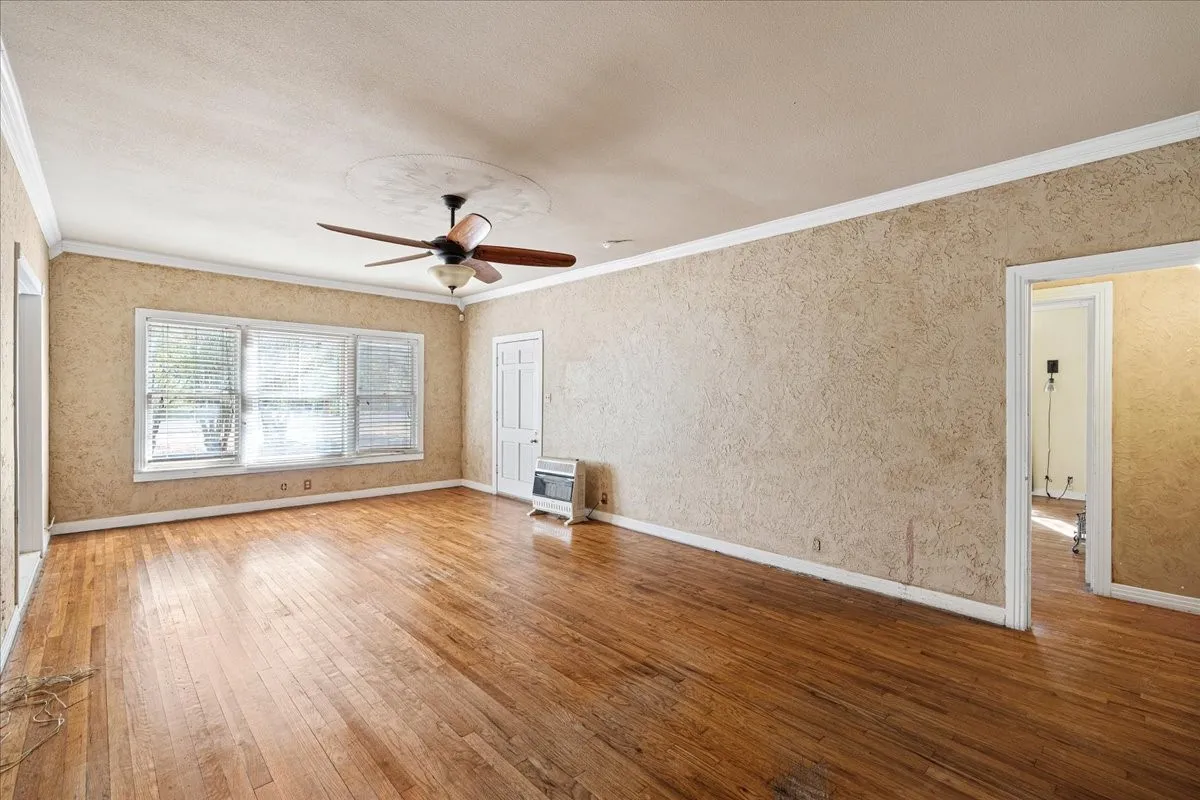 Single Family Residence For Sale in Navarro County , 2900 State Highway 22, Corsicana, Texas 75110, 3 Bedroom, 2 Bathroom, 2 Garage spaces, 2,840 Sqft, built in 1920, mls#21391830, Real Estate Agent in Corsicana, Homes For Sale in Navarro county, Homes For Sale in Corsicana, Realtor in Corsicana Texas, Real Estate Brokerage Independent Realty Texas, Luminita Cordes Realtor