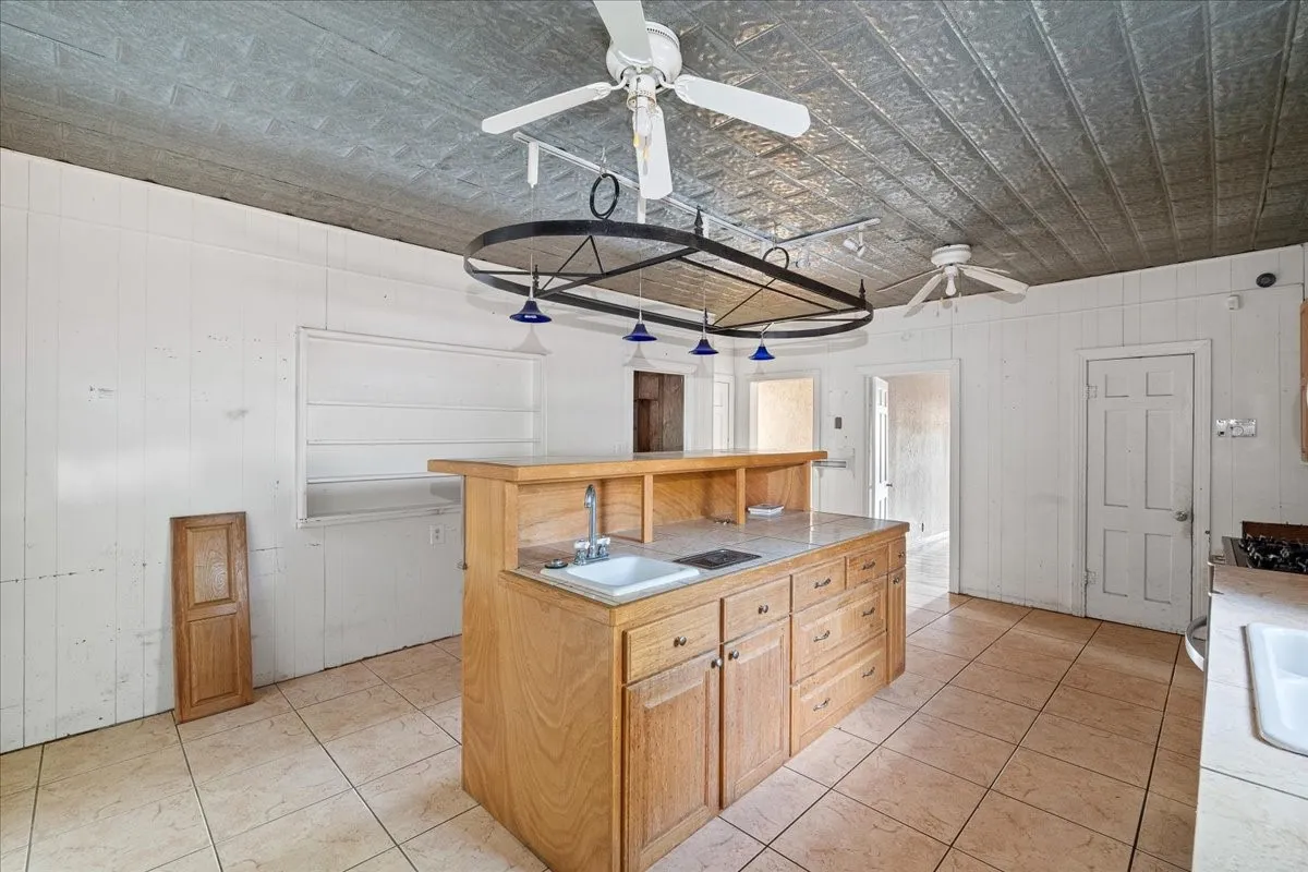 Single Family Residence For Sale in Navarro County , 2900 State Highway 22, Corsicana, Texas 75110, 3 Bedroom, 2 Bathroom, 2 Garage spaces, 2,840 Sqft, built in 1920, mls#21391830, Real Estate Agent in Corsicana, Homes For Sale in Navarro county, Homes For Sale in Corsicana, Realtor in Corsicana Texas, Real Estate Brokerage Independent Realty Texas, Luminita Cordes Realtor