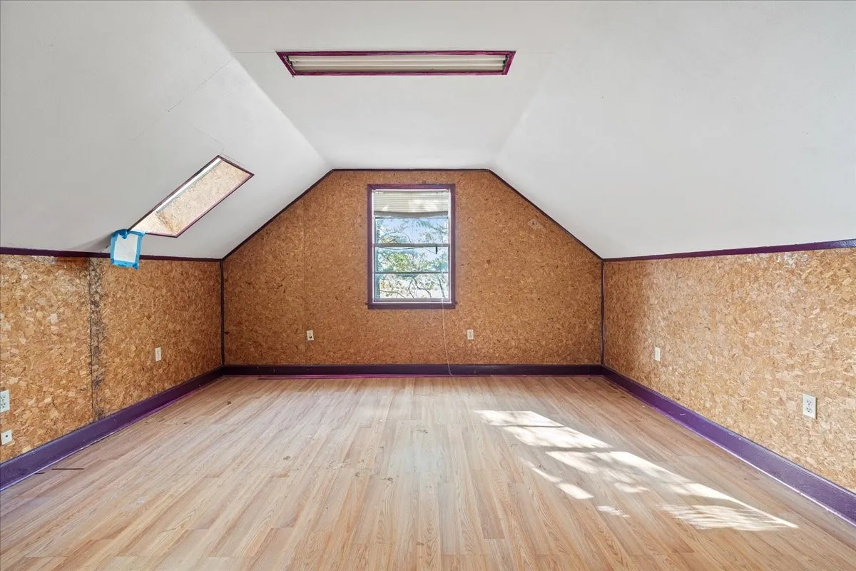 Single Family Residence For Sale in Navarro County , 2900 State Highway 22, Corsicana, Texas 75110, 3 Bedroom, 2 Bathroom, 2 Garage spaces, 2,840 Sqft, built in 1920, mls#21391830, Real Estate Agent in Corsicana, Homes For Sale in Navarro county, Homes For Sale in Corsicana, Realtor in Corsicana Texas, Real Estate Brokerage Independent Realty Texas, Luminita Cordes Realtor