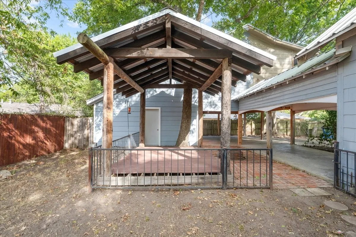 Single Family Residence For Sale in Navarro County , 2900 State Highway 22, Corsicana, Texas 75110, 3 Bedroom, 2 Bathroom, 2 Garage spaces, 2,840 Sqft, built in 1920, mls#21391830, Real Estate Agent in Corsicana, Homes For Sale in Navarro county, Homes For Sale in Corsicana, Realtor in Corsicana Texas, Real Estate Brokerage Independent Realty Texas, Luminita Cordes Realtor