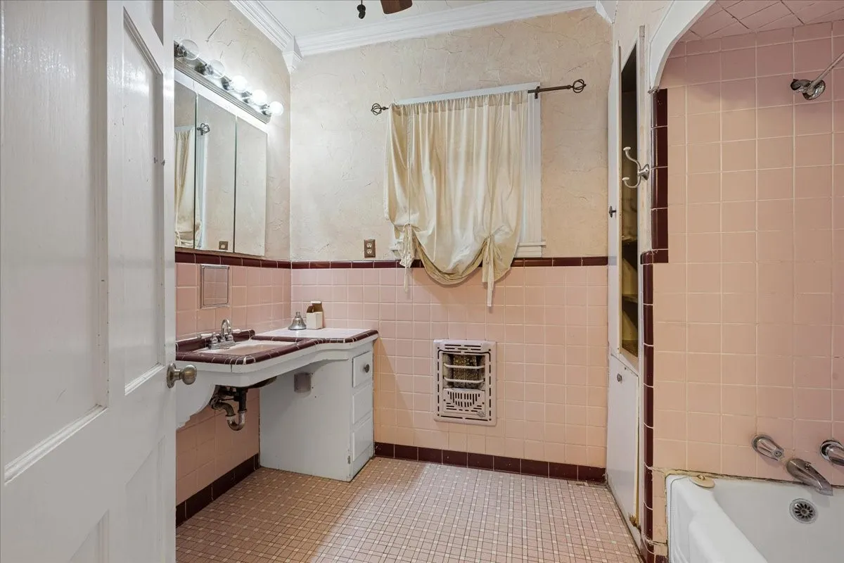 Single Family Residence For Sale in Navarro County , 2900 State Highway 22, Corsicana, Texas 75110, 3 Bedroom, 2 Bathroom, 2 Garage spaces, 2,840 Sqft, built in 1920, mls#21391830, Real Estate Agent in Corsicana, Homes For Sale in Navarro county, Homes For Sale in Corsicana, Realtor in Corsicana Texas, Real Estate Brokerage Independent Realty Texas, Luminita Cordes Realtor