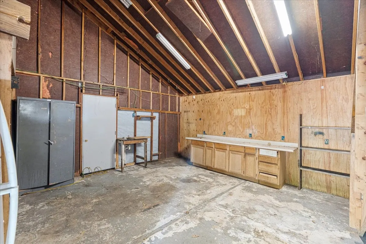 Single Family Residence For Sale in Navarro County , 2900 State Highway 22, Corsicana, Texas 75110, 3 Bedroom, 2 Bathroom, 2 Garage spaces, 2,840 Sqft, built in 1920, mls#21391830, Real Estate Agent in Corsicana, Homes For Sale in Navarro county, Homes For Sale in Corsicana, Realtor in Corsicana Texas, Real Estate Brokerage Independent Realty Texas, Luminita Cordes Realtor