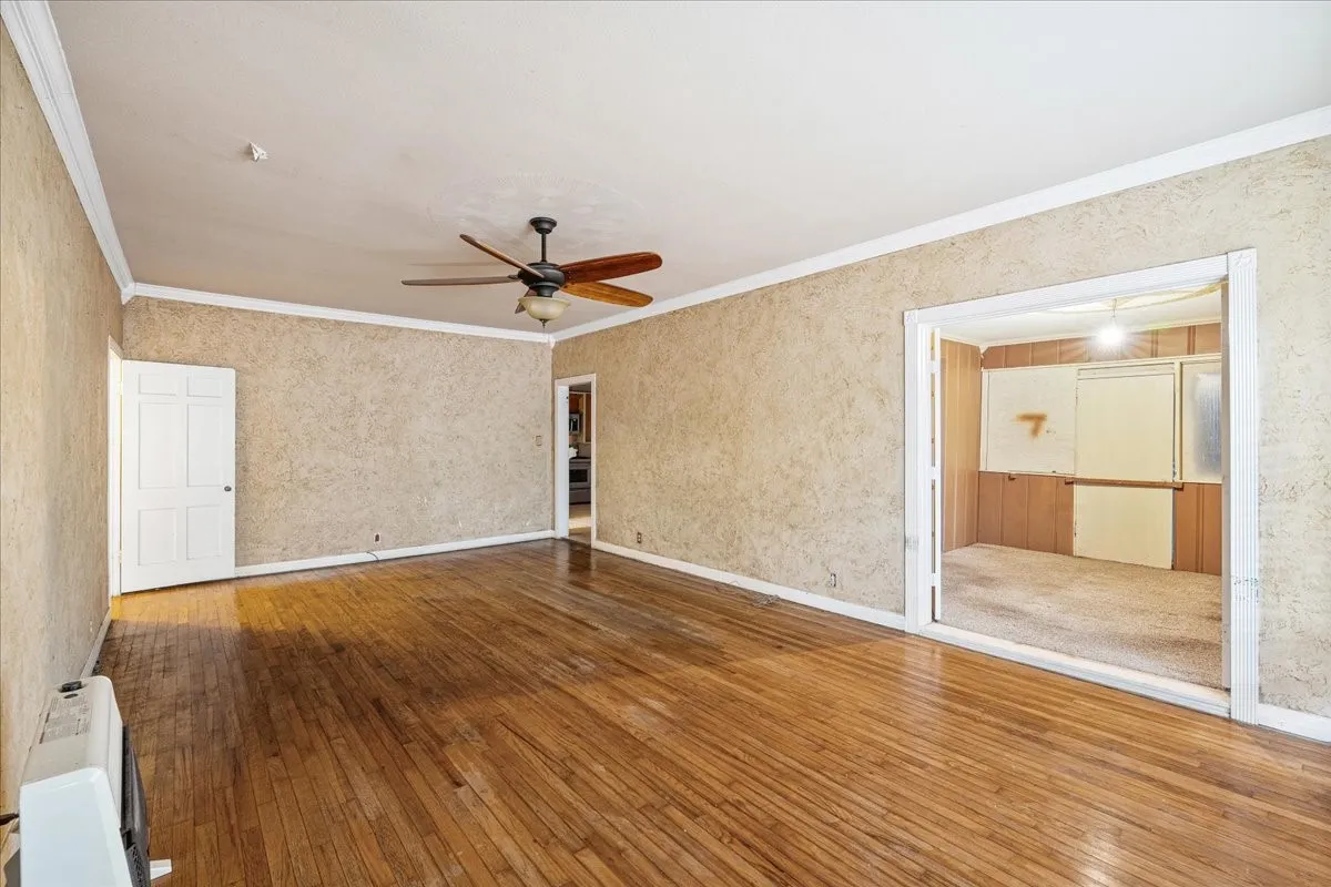 Single Family Residence For Sale in Navarro County , 2900 State Highway 22, Corsicana, Texas 75110, 3 Bedroom, 2 Bathroom, 2 Garage spaces, 2,840 Sqft, built in 1920, mls#21391830, Real Estate Agent in Corsicana, Homes For Sale in Navarro county, Homes For Sale in Corsicana, Realtor in Corsicana Texas, Real Estate Brokerage Independent Realty Texas, Luminita Cordes Realtor