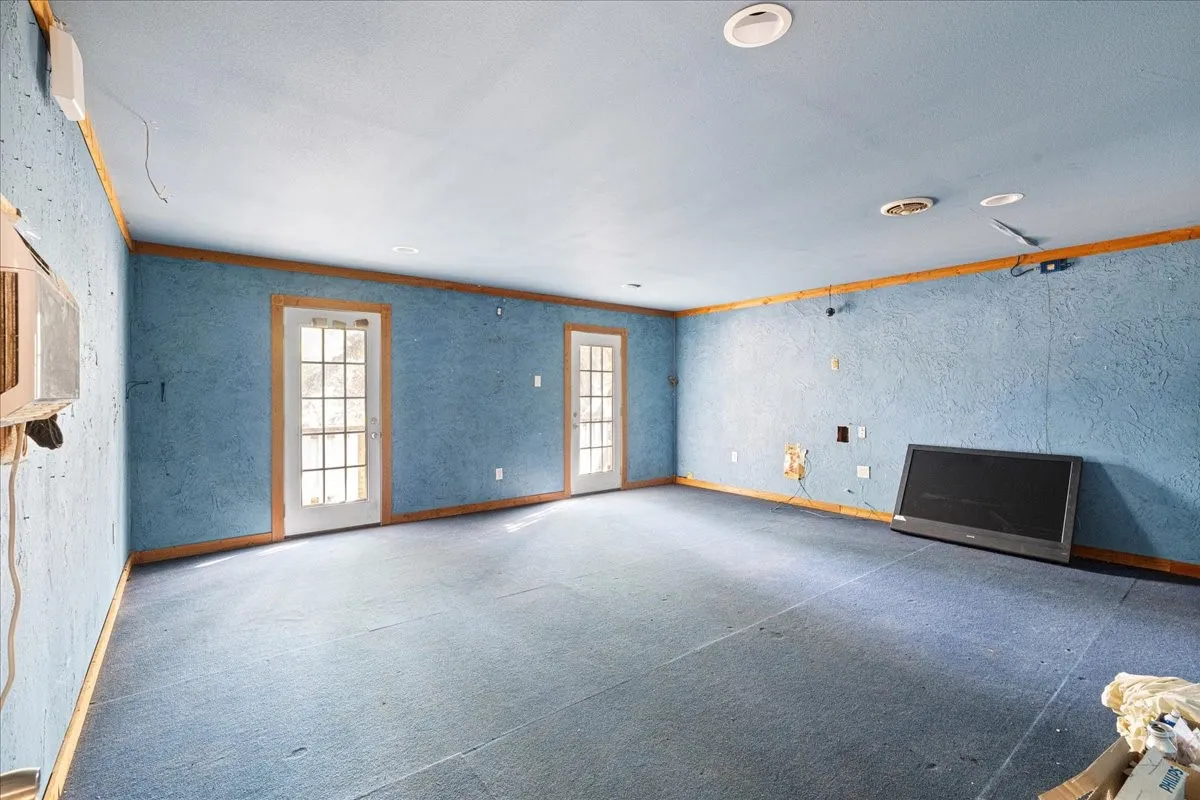 Single Family Residence For Sale in Navarro County , 2900 State Highway 22, Corsicana, Texas 75110, 3 Bedroom, 2 Bathroom, 2 Garage spaces, 2,840 Sqft, built in 1920, mls#21391830, Real Estate Agent in Corsicana, Homes For Sale in Navarro county, Homes For Sale in Corsicana, Realtor in Corsicana Texas, Real Estate Brokerage Independent Realty Texas, Luminita Cordes Realtor