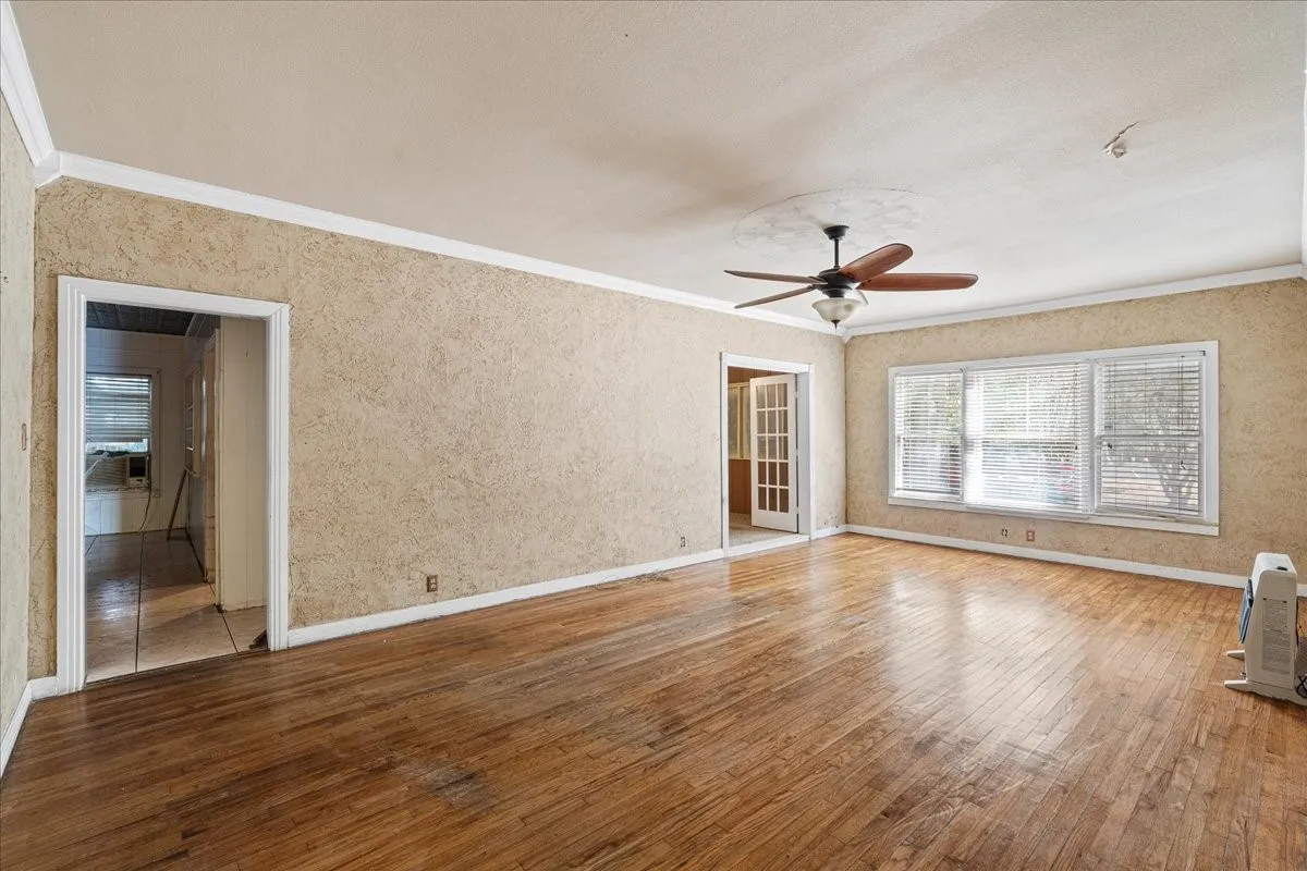 Single Family Residence For Sale in Navarro County , 2900 State Highway 22, Corsicana, Texas 75110, 3 Bedroom, 2 Bathroom, 2 Garage spaces, 2,840 Sqft, built in 1920, mls#21391830, Real Estate Agent in Corsicana, Homes For Sale in Navarro county, Homes For Sale in Corsicana, Realtor in Corsicana Texas, Real Estate Brokerage Independent Realty Texas, Luminita Cordes Realtor
