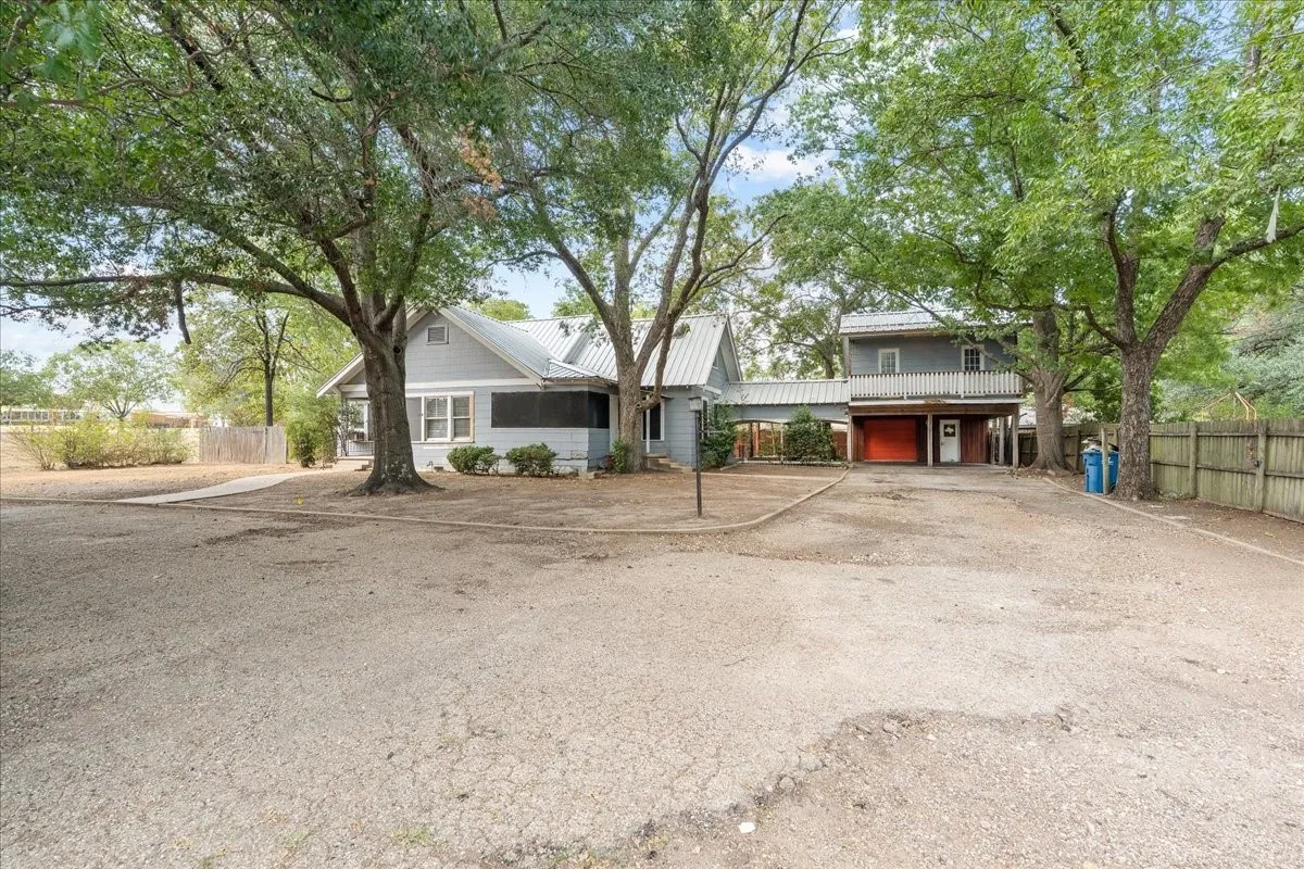 Single Family Residence For Sale in Navarro County , 2900 State Highway 22, Corsicana, Texas 75110, 3 Bedroom, 2 Bathroom, 2 Garage spaces, 2,840 Sqft, built in 1920, mls#21391830, Real Estate Agent in Corsicana, Homes For Sale in Navarro county, Homes For Sale in Corsicana, Realtor in Corsicana Texas, Real Estate Brokerage Independent Realty Texas, Luminita Cordes Realtor