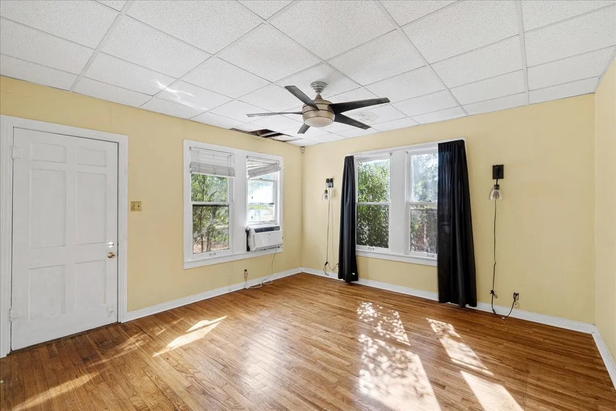 Single Family Residence For Sale in Navarro County , 2900 State Highway 22, Corsicana, Texas 75110, 3 Bedroom, 2 Bathroom, 2 Garage spaces, 2,840 Sqft, built in 1920, mls#21391830, Real Estate Agent in Corsicana, Homes For Sale in Navarro county, Homes For Sale in Corsicana, Realtor in Corsicana Texas, Real Estate Brokerage Independent Realty Texas, Luminita Cordes Realtor