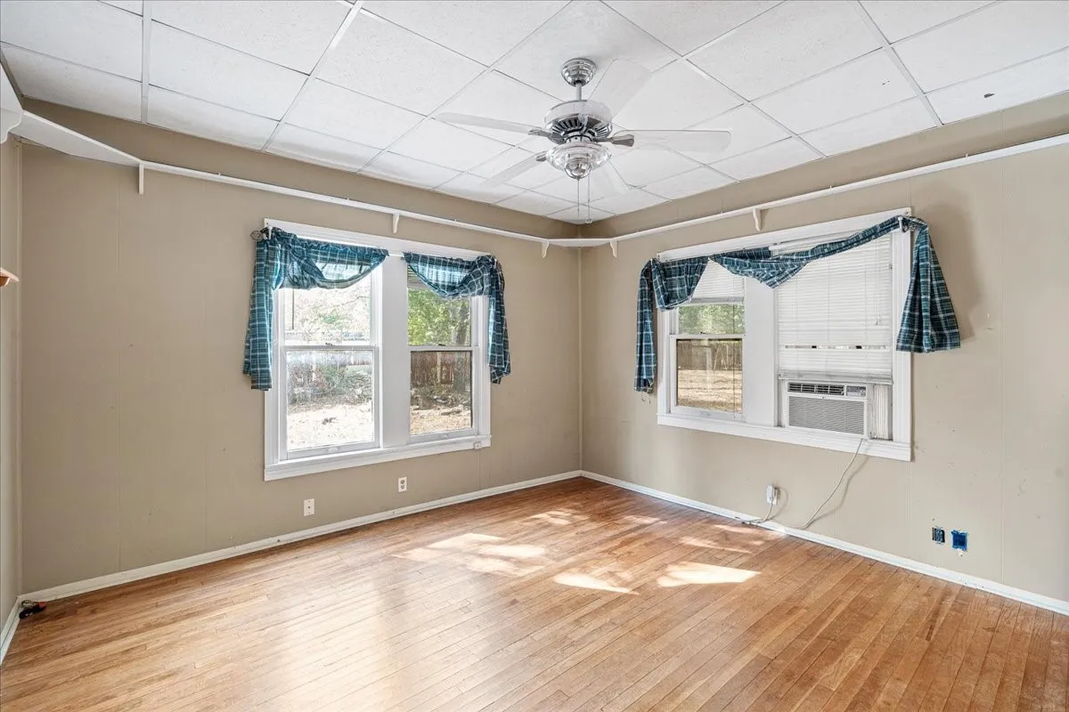 Single Family Residence For Sale in Navarro County , 2900 State Highway 22, Corsicana, Texas 75110, 3 Bedroom, 2 Bathroom, 2 Garage spaces, 2,840 Sqft, built in 1920, mls#21391830, Real Estate Agent in Corsicana, Homes For Sale in Navarro county, Homes For Sale in Corsicana, Realtor in Corsicana Texas, Real Estate Brokerage Independent Realty Texas, Luminita Cordes Realtor