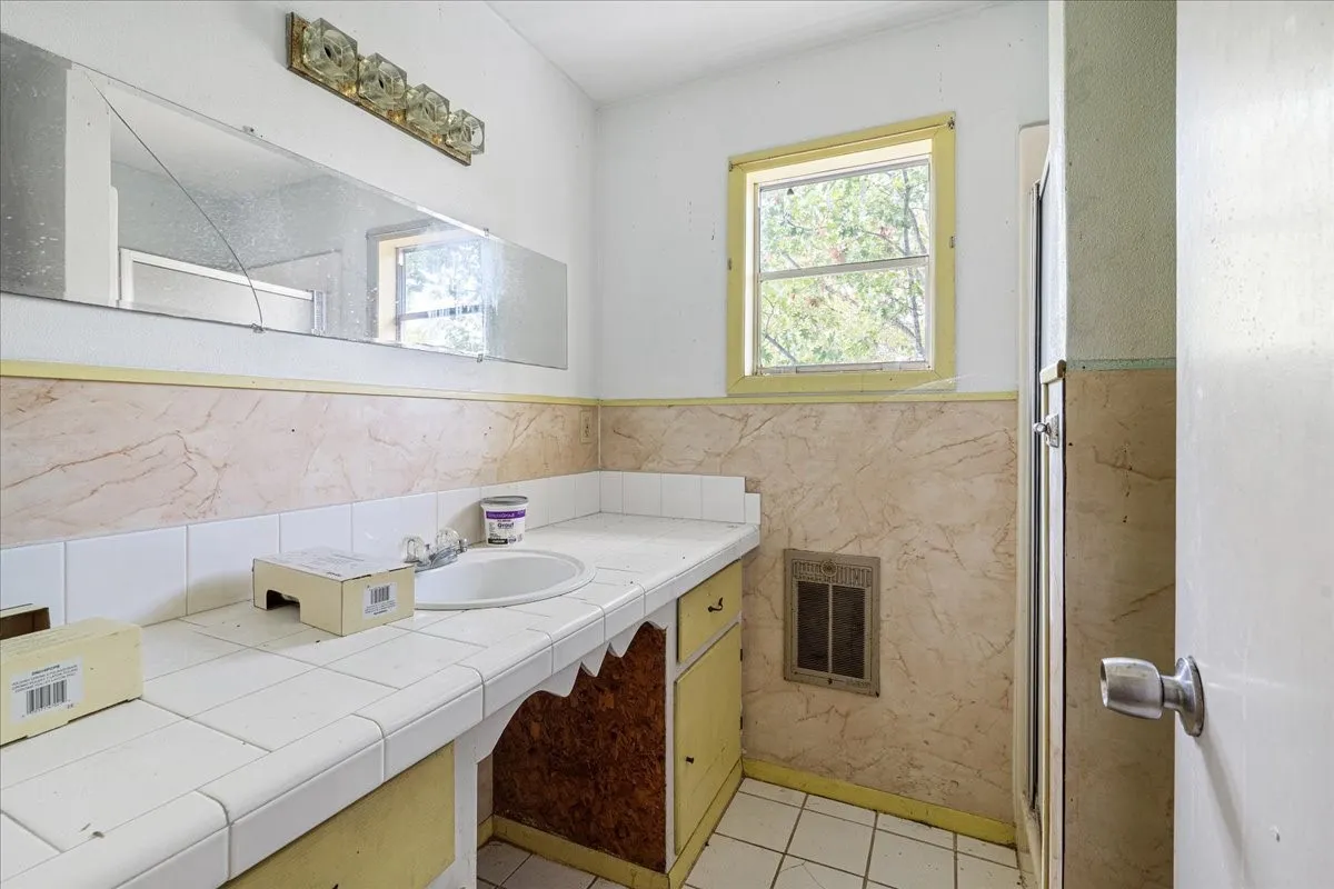Single Family Residence For Sale in Navarro County , 2900 State Highway 22, Corsicana, Texas 75110, 3 Bedroom, 2 Bathroom, 2 Garage spaces, 2,840 Sqft, built in 1920, mls#21391830, Real Estate Agent in Corsicana, Homes For Sale in Navarro county, Homes For Sale in Corsicana, Realtor in Corsicana Texas, Real Estate Brokerage Independent Realty Texas, Luminita Cordes Realtor
