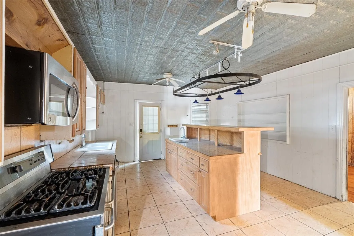 Single Family Residence For Sale in Navarro County , 2900 State Highway 22, Corsicana, Texas 75110, 3 Bedroom, 2 Bathroom, 2 Garage spaces, 2,840 Sqft, built in 1920, mls#21391830, Real Estate Agent in Corsicana, Homes For Sale in Navarro county, Homes For Sale in Corsicana, Realtor in Corsicana Texas, Real Estate Brokerage Independent Realty Texas, Luminita Cordes Realtor