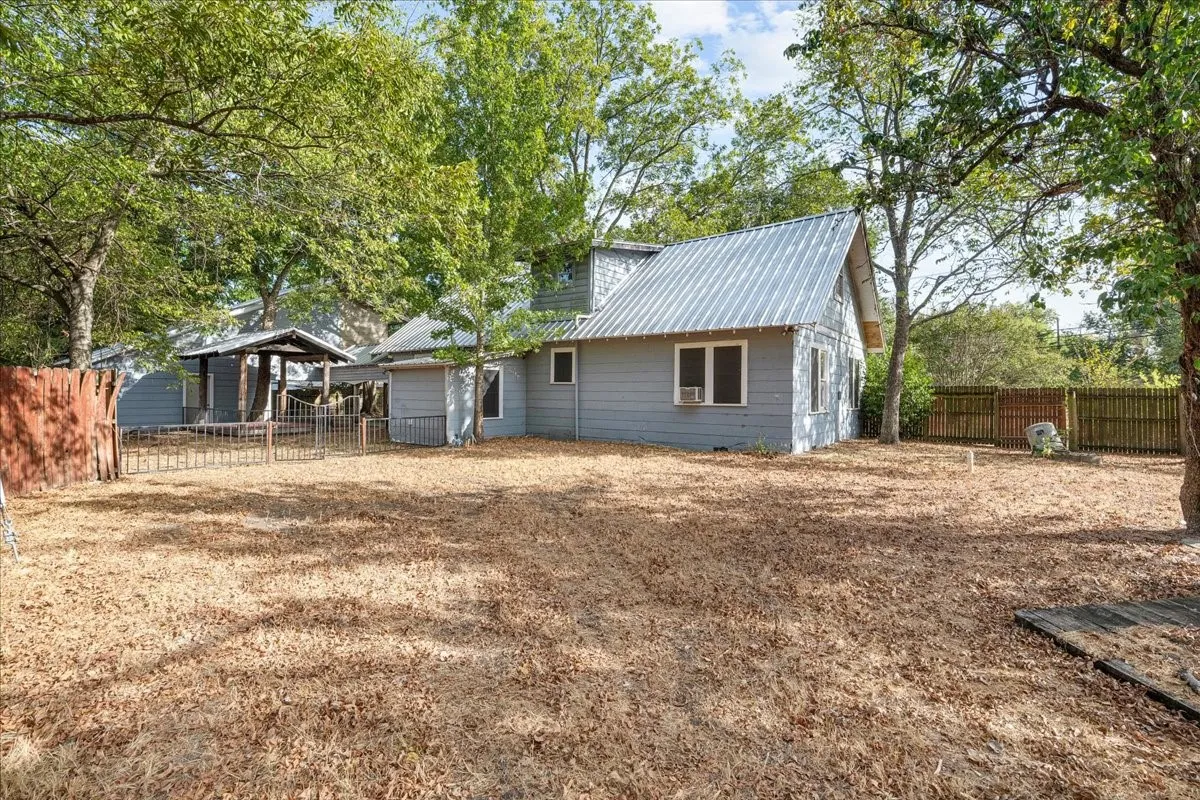 Single Family Residence For Sale in Navarro County , 2900 State Highway 22, Corsicana, Texas 75110, 3 Bedroom, 2 Bathroom, 2 Garage spaces, 2,840 Sqft, built in 1920, mls#21391830, Real Estate Agent in Corsicana, Homes For Sale in Navarro county, Homes For Sale in Corsicana, Realtor in Corsicana Texas, Real Estate Brokerage Independent Realty Texas, Luminita Cordes Realtor