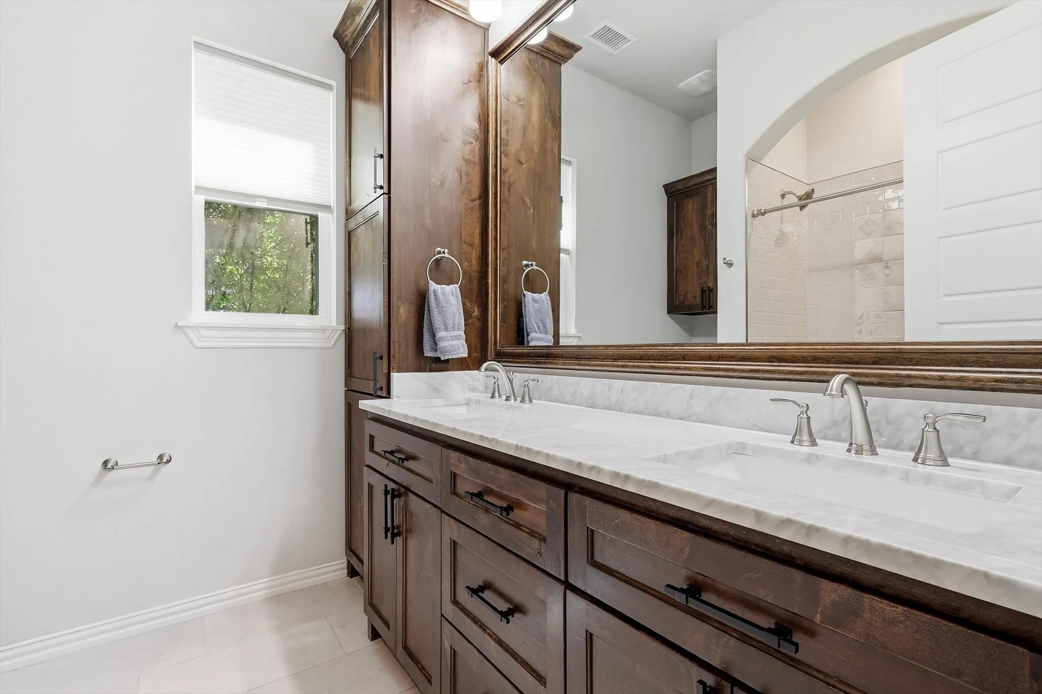 Full Bath #2 services the Guest bedroom and living room