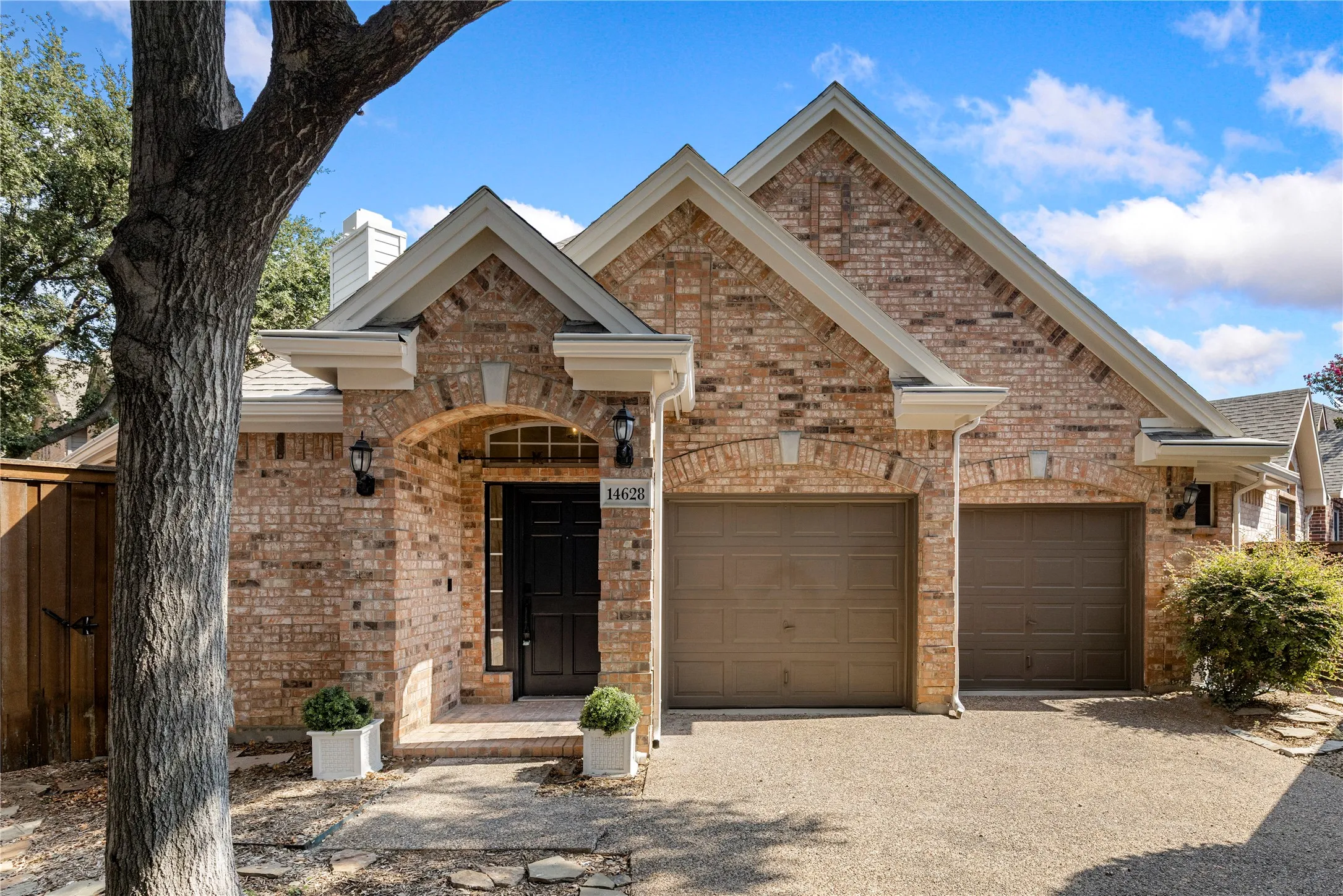 Single Family Residence For Sale in Dallas County , 14628 Flanders Court, Addison, Texas 75001, 3 Bedroom, 2 Bathroom, 2 Garage spaces, 2,210 Sqft, built in 1994, mls#21394303, Real Estate Agent in Addison, Homes For Sale in Dallas county, Homes For Sale in Addison, Realtor in Addison Texas, Real Estate Brokerage Independent Realty Texas, Luminita Cordes Realtor