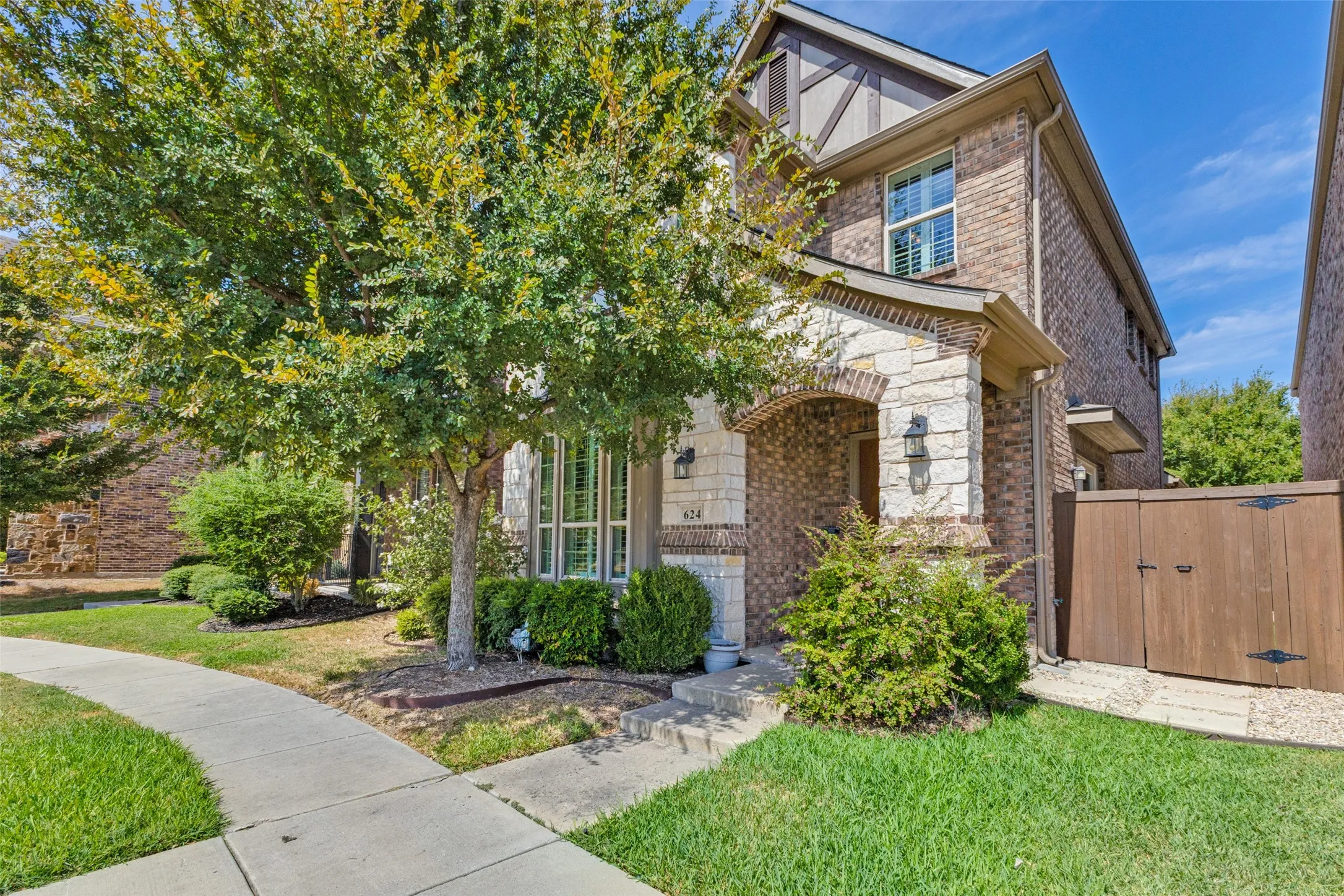 Single Family Residence For Sale in Collin County , 624 Club Drive, Allen, Texas 75013, 3 Bedroom, 3 Bathroom, 2 Garage spaces, 2,019 Sqft, built in 2017, mls#21391478, Real Estate Agent in Allen, Homes For Sale in Collin county, Homes For Sale in Allen, Realtor in Allen Texas, Real Estate Brokerage Independent Realty Texas, Luminita Cordes Realtor