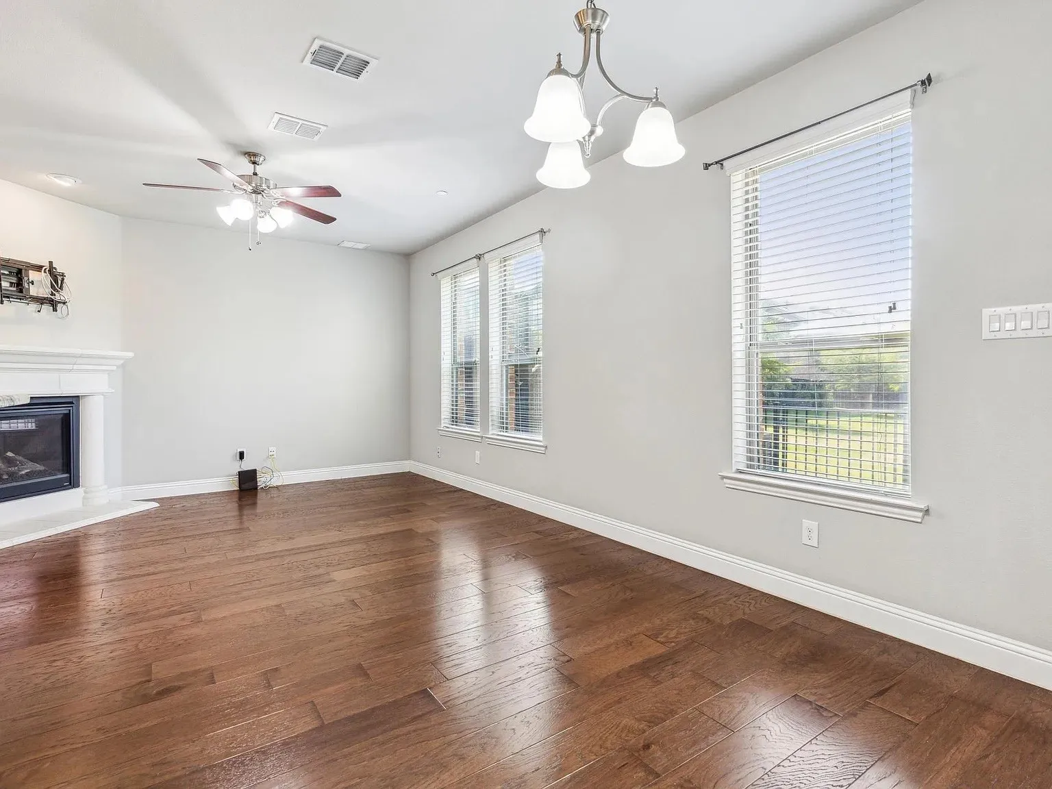 Townhouse For Rent in Collin County , 4820 Pasadena Drive, Plano, Texas 75024, 3 Bedroom, 3 Bathroom, 2 Garage spaces, 1,953 Sqft, built in 2016, mls#21394179, Real Estate Agent in Plano, Homes For Rent in Collin county, Homes For Rent in Plano, Realtor in Plano Texas, Real Estate Brokerage Independent Realty Texas, Luminita Cordes Realtor