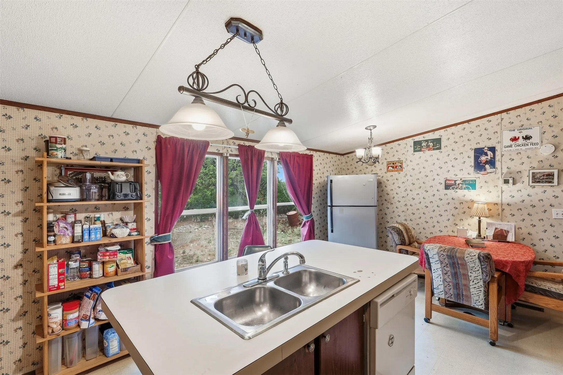 Manufactured Home For Sale in Johnson County , 900 Cedar Break Court, Cleburne, Texas 76033, 2 Bedroom, 2 Bathroom, Garage spaces, 1,344 Sqft, built in 1998, mls#21393103, Real Estate Agent in Cleburne, Homes For Sale in Johnson county, Homes For Sale in Cleburne, Realtor in Cleburne Texas, Real Estate Brokerage Independent Realty Texas, Luminita Cordes Realtor