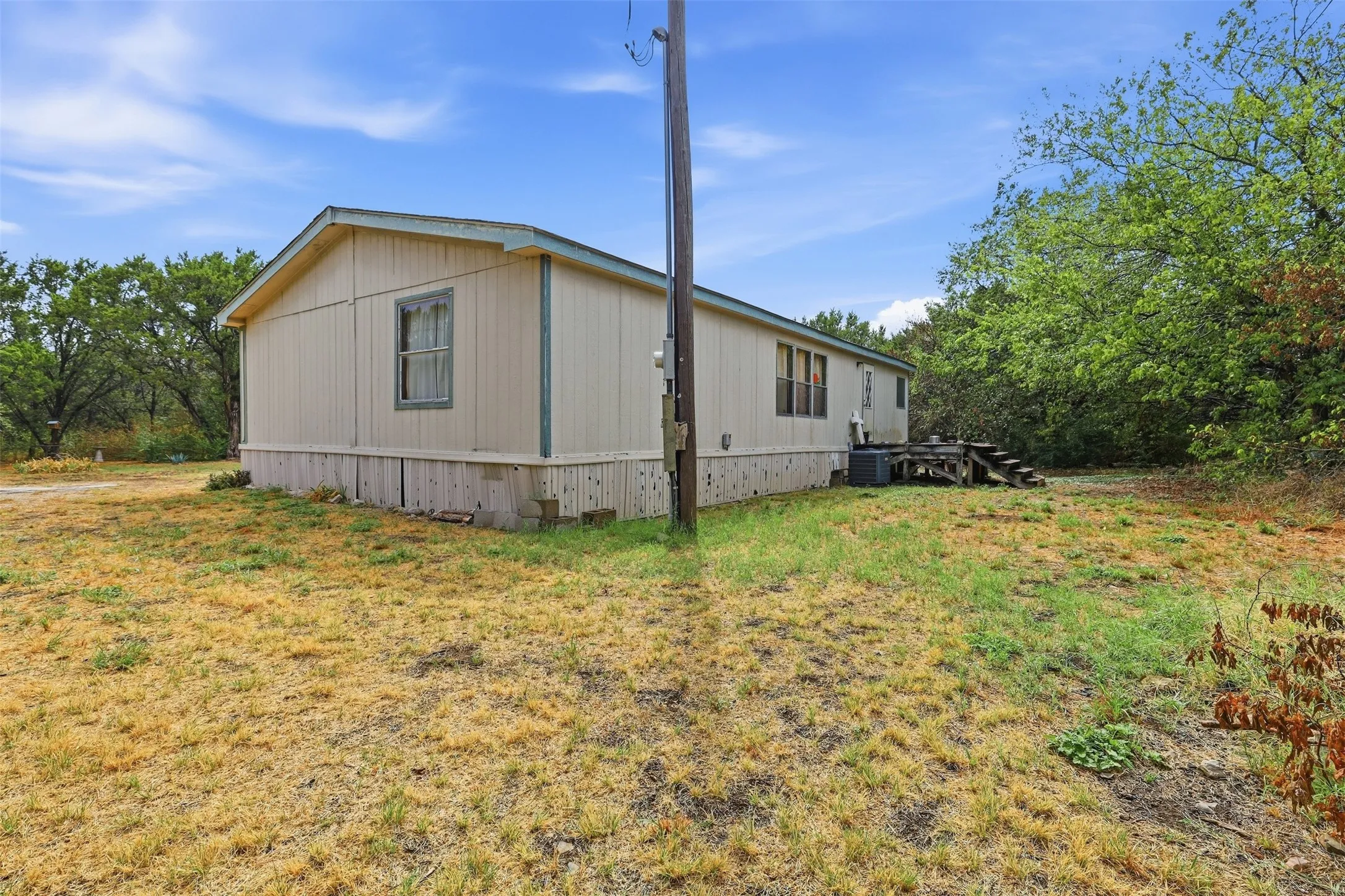Manufactured Home For Sale in Johnson County , 900 Cedar Break Court, Cleburne, Texas 76033, 2 Bedroom, 2 Bathroom, Garage spaces, 1,344 Sqft, built in 1998, mls#21393103, Real Estate Agent in Cleburne, Homes For Sale in Johnson county, Homes For Sale in Cleburne, Realtor in Cleburne Texas, Real Estate Brokerage Independent Realty Texas, Luminita Cordes Realtor