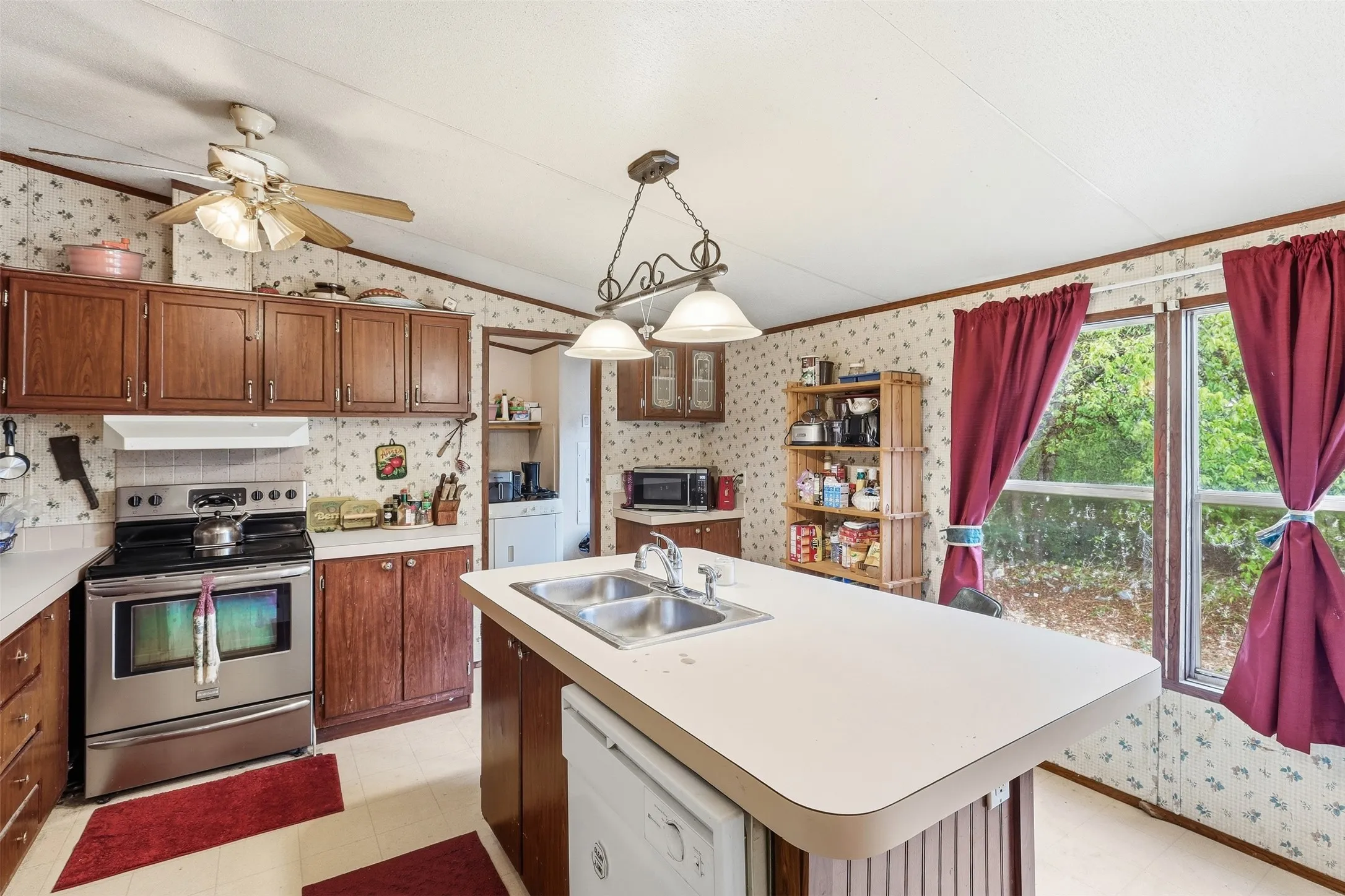 Manufactured Home For Sale in Johnson County , 900 Cedar Break Court, Cleburne, Texas 76033, 2 Bedroom, 2 Bathroom, Garage spaces, 1,344 Sqft, built in 1998, mls#21393103, Real Estate Agent in Cleburne, Homes For Sale in Johnson county, Homes For Sale in Cleburne, Realtor in Cleburne Texas, Real Estate Brokerage Independent Realty Texas, Luminita Cordes Realtor