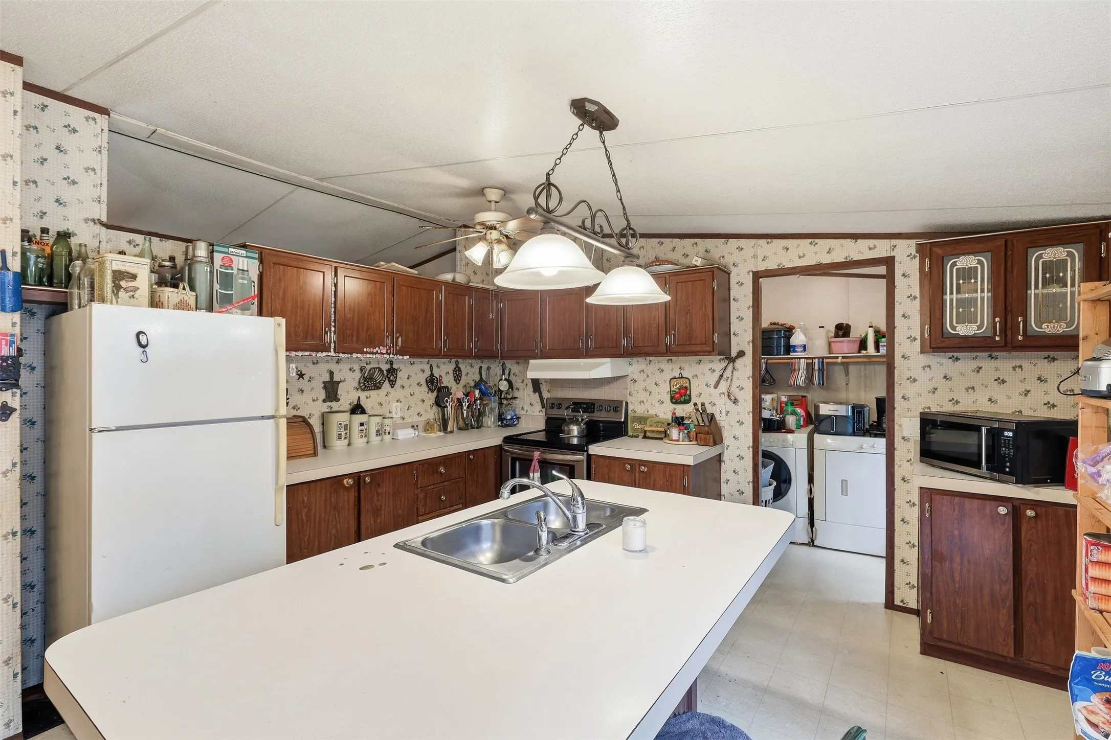Manufactured Home For Sale in Johnson County , 900 Cedar Break Court, Cleburne, Texas 76033, 2 Bedroom, 2 Bathroom, Garage spaces, 1,344 Sqft, built in 1998, mls#21393103, Real Estate Agent in Cleburne, Homes For Sale in Johnson county, Homes For Sale in Cleburne, Realtor in Cleburne Texas, Real Estate Brokerage Independent Realty Texas, Luminita Cordes Realtor