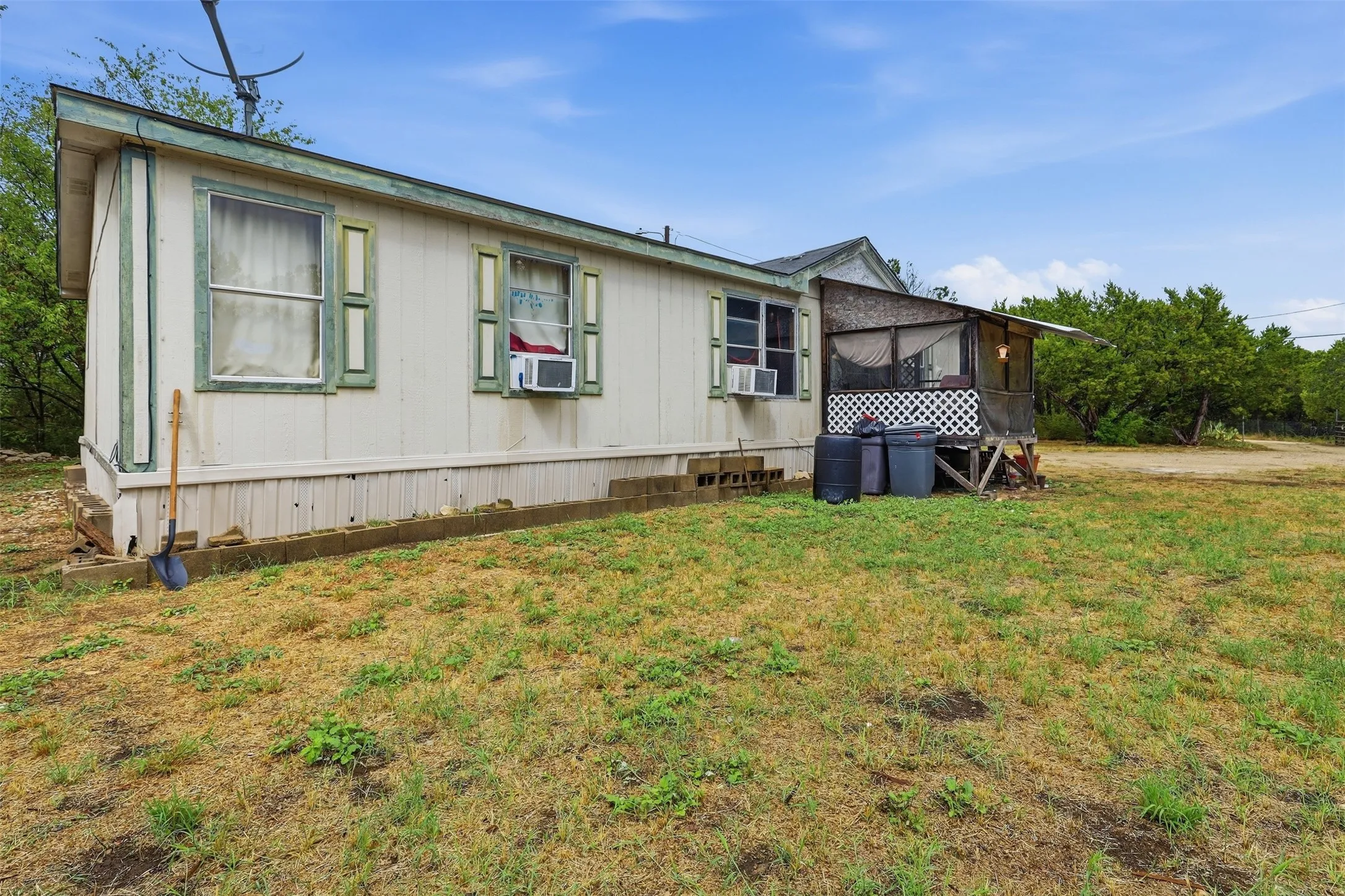 Manufactured Home For Sale in Johnson County , 900 Cedar Break Court, Cleburne, Texas 76033, 2 Bedroom, 2 Bathroom, Garage spaces, 1,344 Sqft, built in 1998, mls#21393103, Real Estate Agent in Cleburne, Homes For Sale in Johnson county, Homes For Sale in Cleburne, Realtor in Cleburne Texas, Real Estate Brokerage Independent Realty Texas, Luminita Cordes Realtor