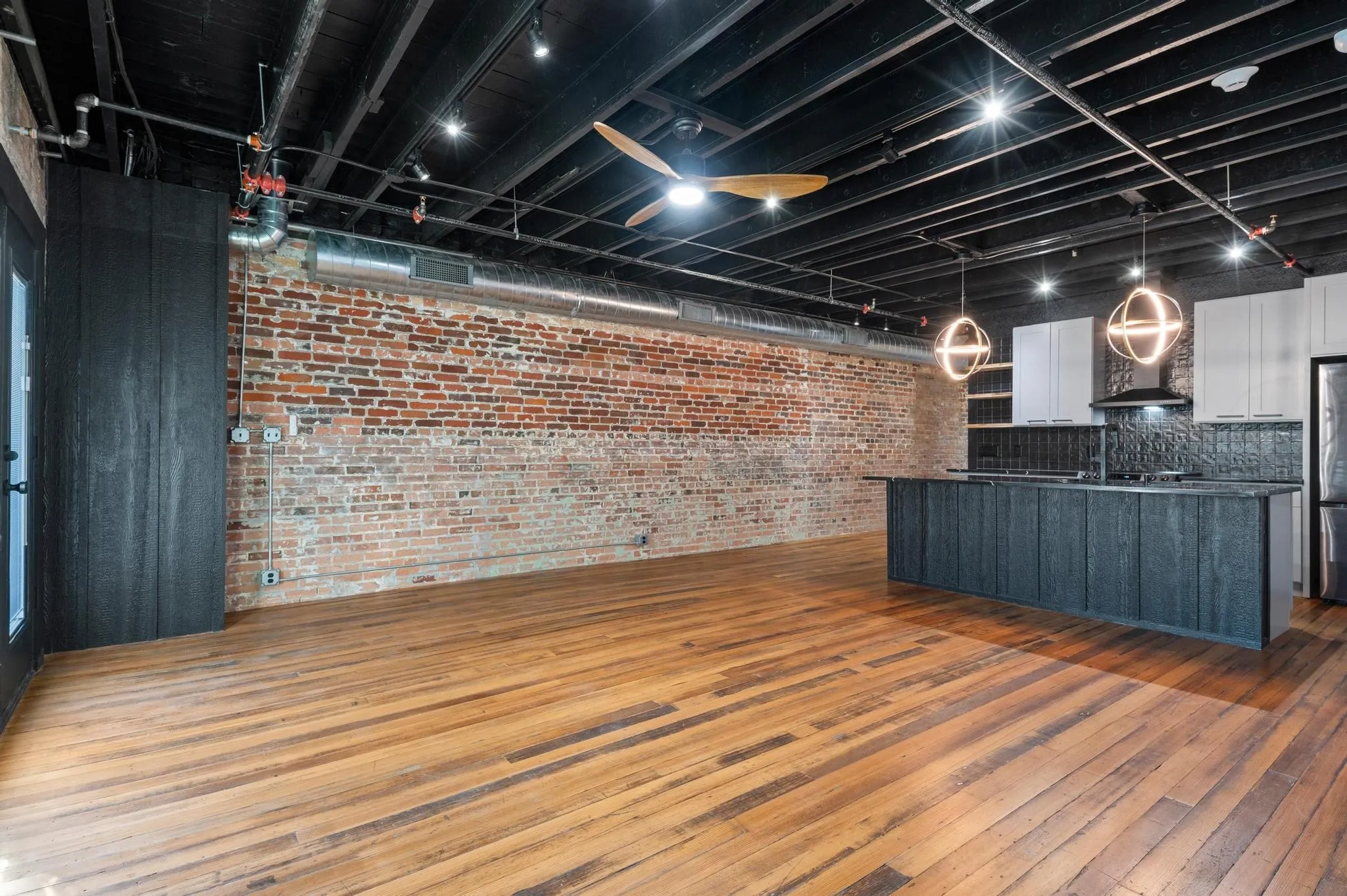 Apartment For Rent in Grayson County , 330 W Lamar Street 201, Sherman, Texas 75090, 2 Bedroom, 2 Bathroom, Garage spaces, 1,277 Sqft, built in 1918, mls#21393434, Real Estate Agent in Sherman, Homes For Rent in Grayson county, Homes For Rent in Sherman, Realtor in Sherman Texas, Real Estate Brokerage Independent Realty Texas, Luminita Cordes Realtor