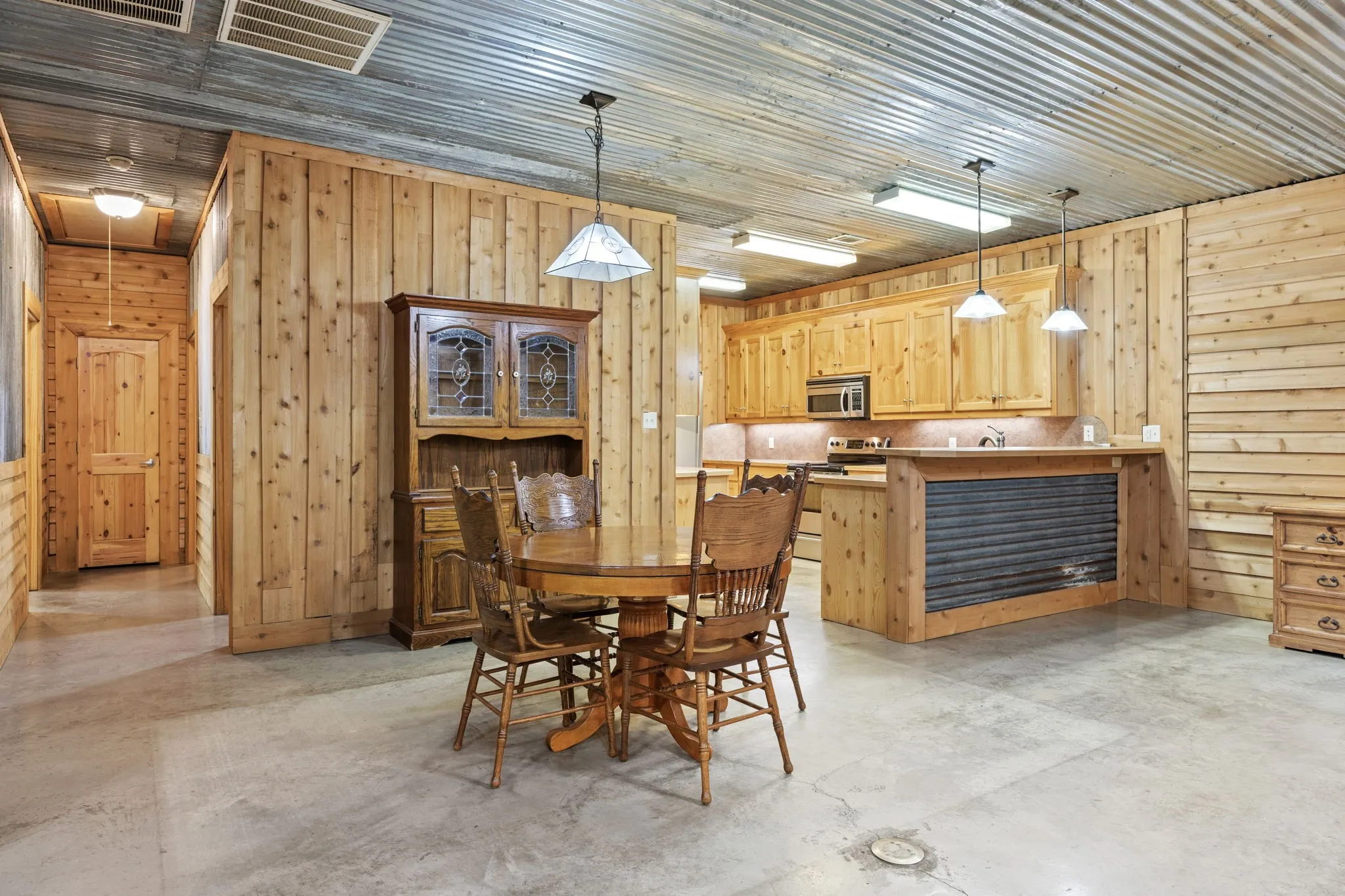 Single Family Residence For Sale in Hunt County , 9621 County Road 2440, Royse City, Texas 75189, 2 Bedroom, 2 Bathroom, Garage spaces, 2,000 Sqft, built in 2006, mls#21362845, Real Estate Agent in Royse City, Homes For Sale in Hunt county, Homes For Sale in Royse City, Realtor in Royse City Texas, Real Estate Brokerage Independent Realty Texas, Luminita Cordes Realtor