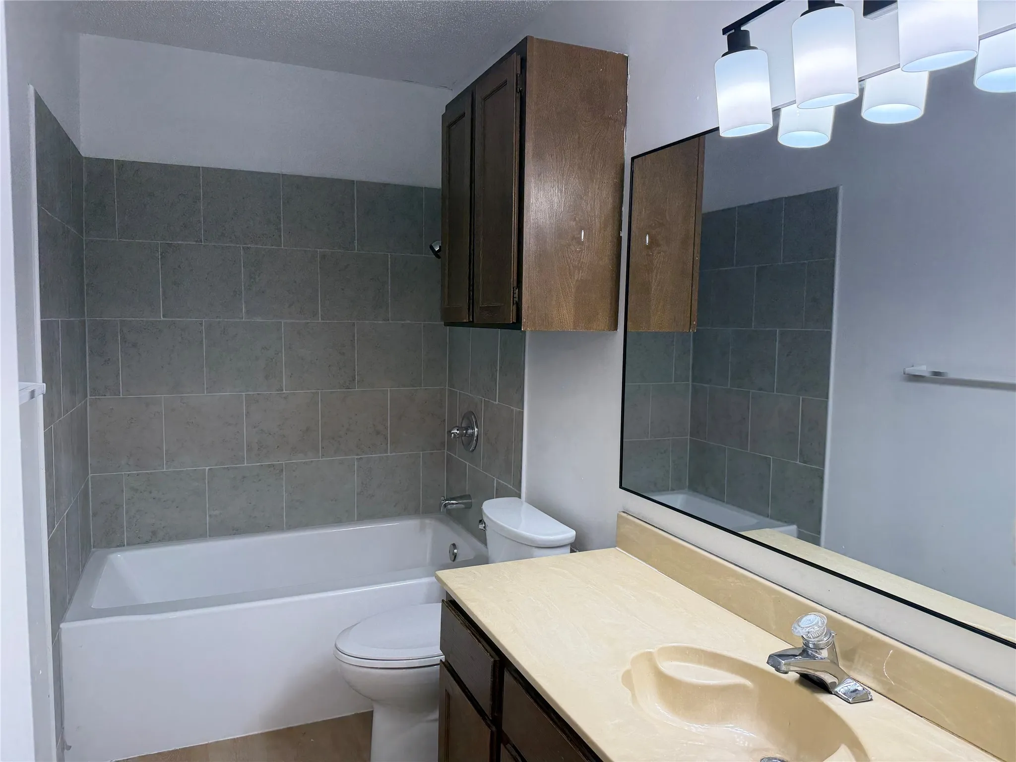 Duplex For Rent in Tarrant County , 210 Shady Valley Drive, Mansfield, Texas 76063, 2 Bedroom, 2 Bathroom, Garage spaces, 1,105 Sqft, built in 1985, mls#21390458, Real Estate Agent in Mansfield, Homes For Rent in Tarrant county, Homes For Rent in Mansfield, Realtor in Mansfield Texas, Real Estate Brokerage Independent Realty Texas, Luminita Cordes Realtor
