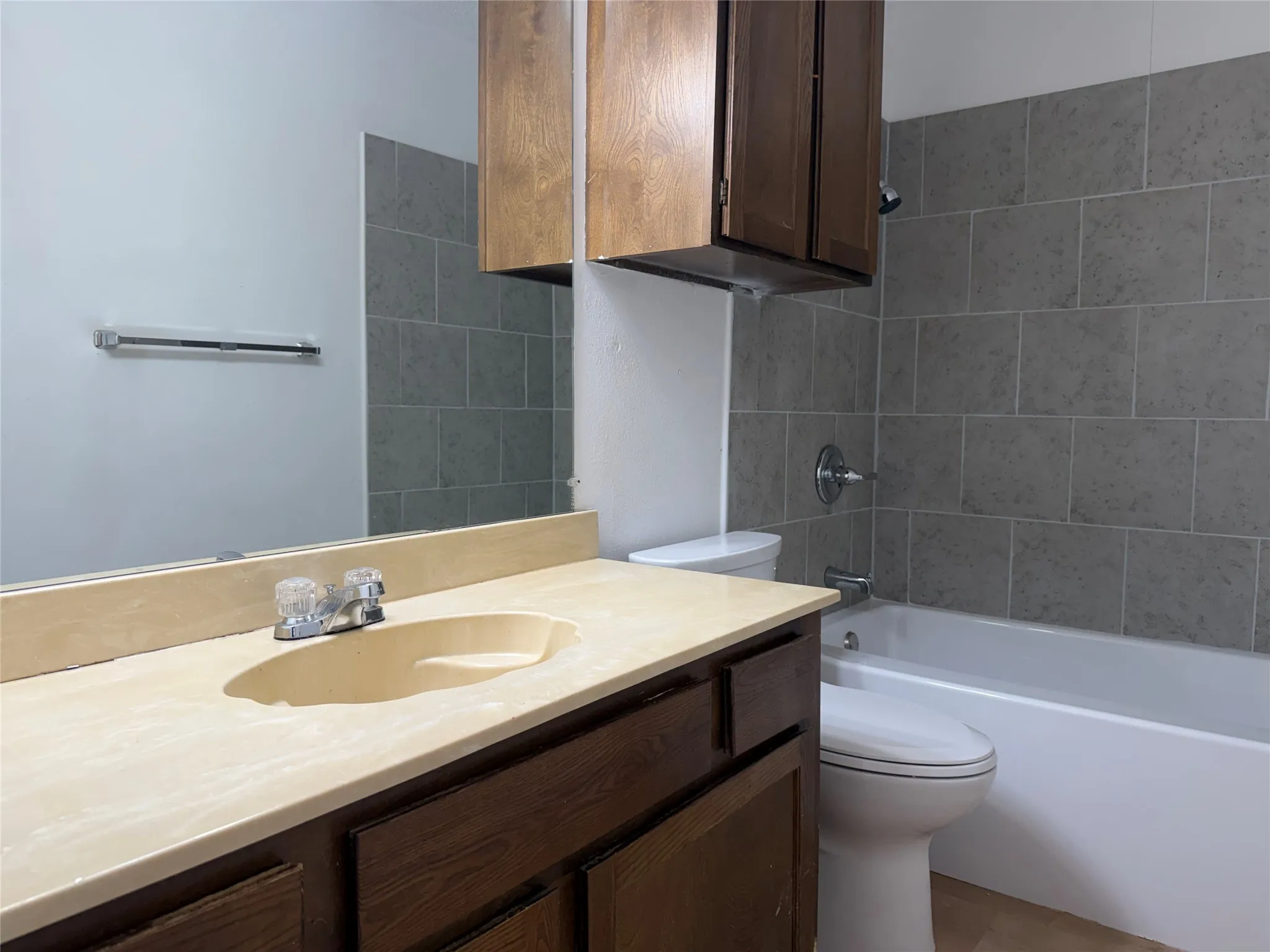 Duplex For Rent in Tarrant County , 210 Shady Valley Drive, Mansfield, Texas 76063, 2 Bedroom, 2 Bathroom, Garage spaces, 1,105 Sqft, built in 1985, mls#21390458, Real Estate Agent in Mansfield, Homes For Rent in Tarrant county, Homes For Rent in Mansfield, Realtor in Mansfield Texas, Real Estate Brokerage Independent Realty Texas, Luminita Cordes Realtor