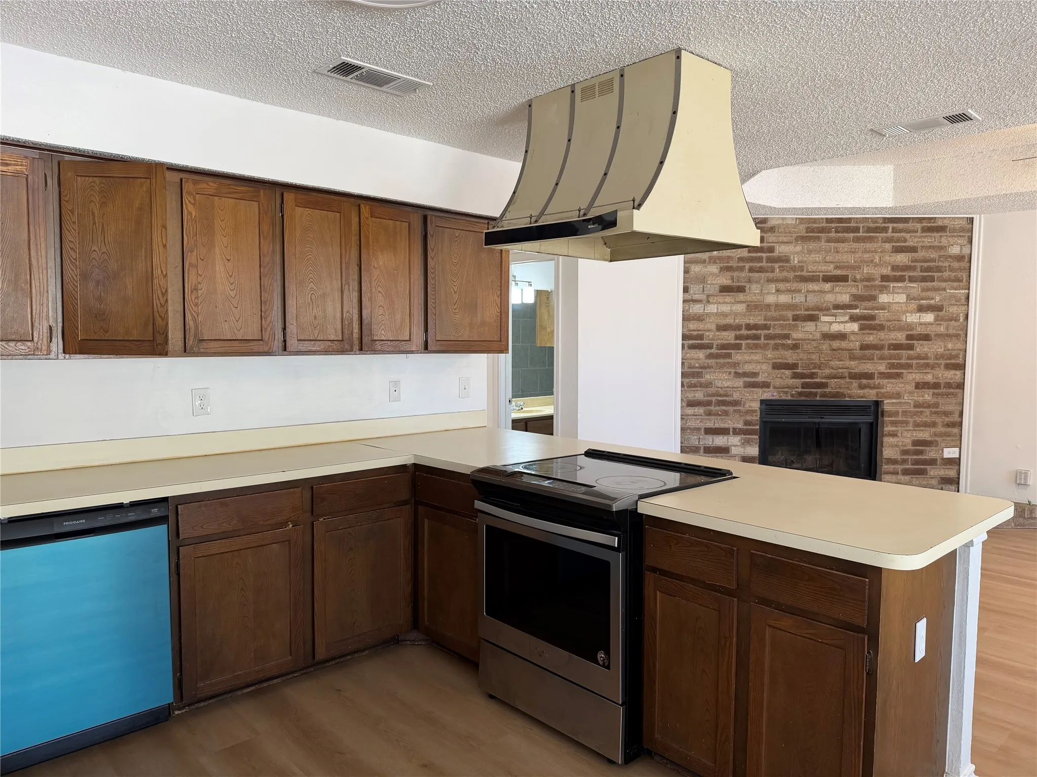 Duplex For Rent in Tarrant County , 210 Shady Valley Drive, Mansfield, Texas 76063, 2 Bedroom, 2 Bathroom, Garage spaces, 1,105 Sqft, built in 1985, mls#21390458, Real Estate Agent in Mansfield, Homes For Rent in Tarrant county, Homes For Rent in Mansfield, Realtor in Mansfield Texas, Real Estate Brokerage Independent Realty Texas, Luminita Cordes Realtor
