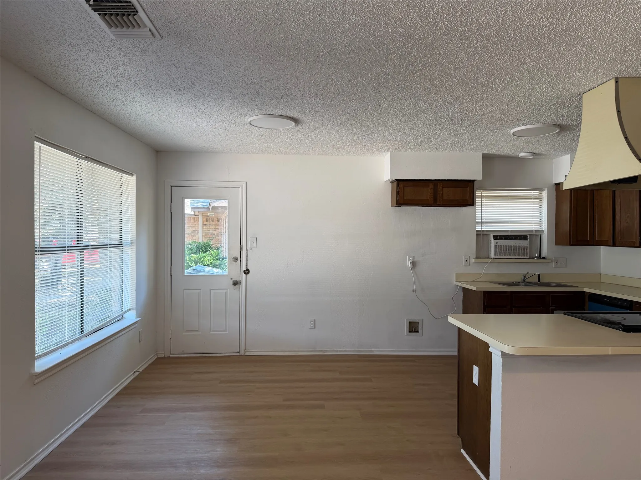 Duplex For Rent in Tarrant County , 210 Shady Valley Drive, Mansfield, Texas 76063, 2 Bedroom, 2 Bathroom, Garage spaces, 1,105 Sqft, built in 1985, mls#21390458, Real Estate Agent in Mansfield, Homes For Rent in Tarrant county, Homes For Rent in Mansfield, Realtor in Mansfield Texas, Real Estate Brokerage Independent Realty Texas, Luminita Cordes Realtor