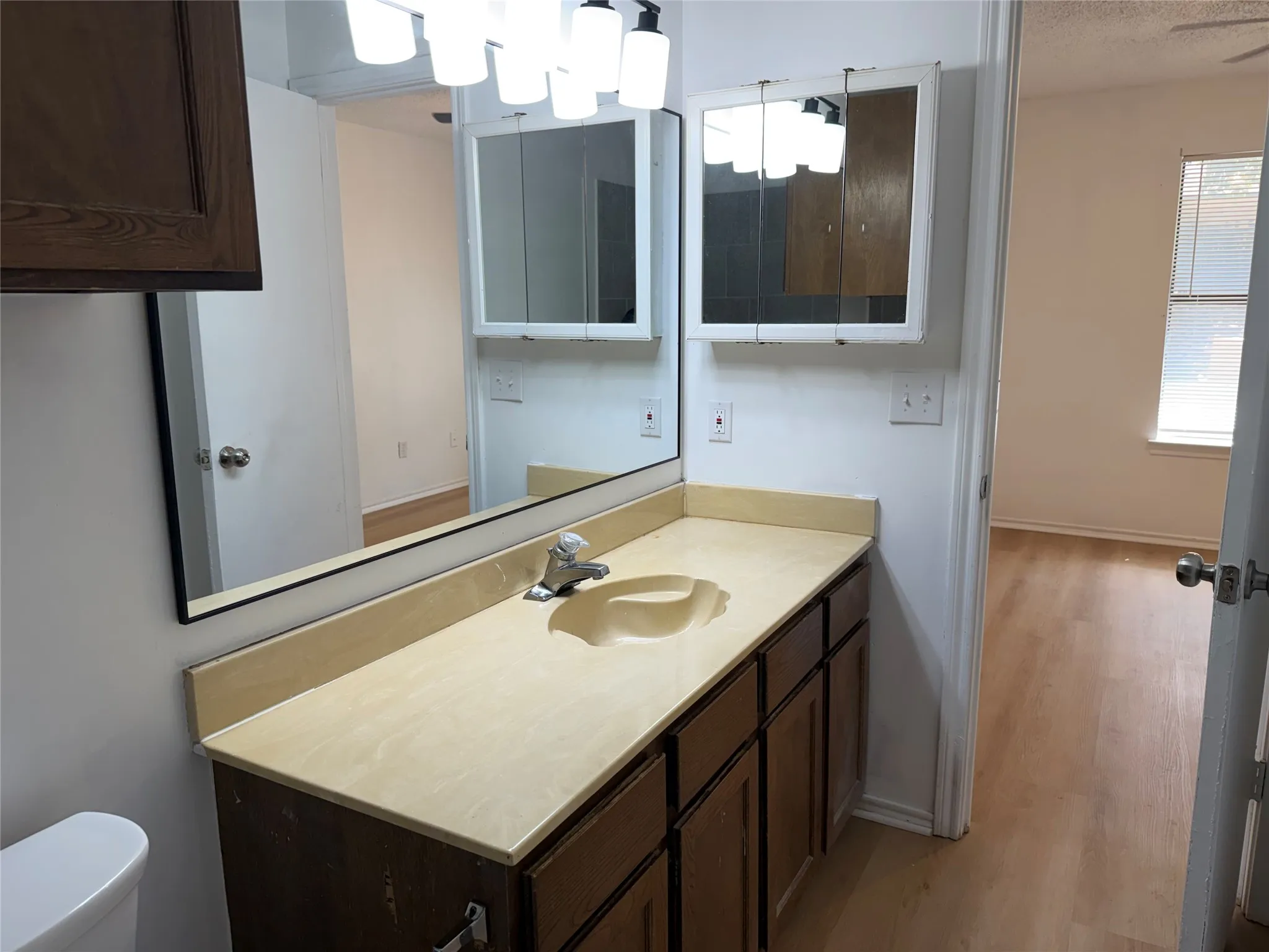 Duplex For Rent in Tarrant County , 210 Shady Valley Drive, Mansfield, Texas 76063, 2 Bedroom, 2 Bathroom, Garage spaces, 1,105 Sqft, built in 1985, mls#21390458, Real Estate Agent in Mansfield, Homes For Rent in Tarrant county, Homes For Rent in Mansfield, Realtor in Mansfield Texas, Real Estate Brokerage Independent Realty Texas, Luminita Cordes Realtor