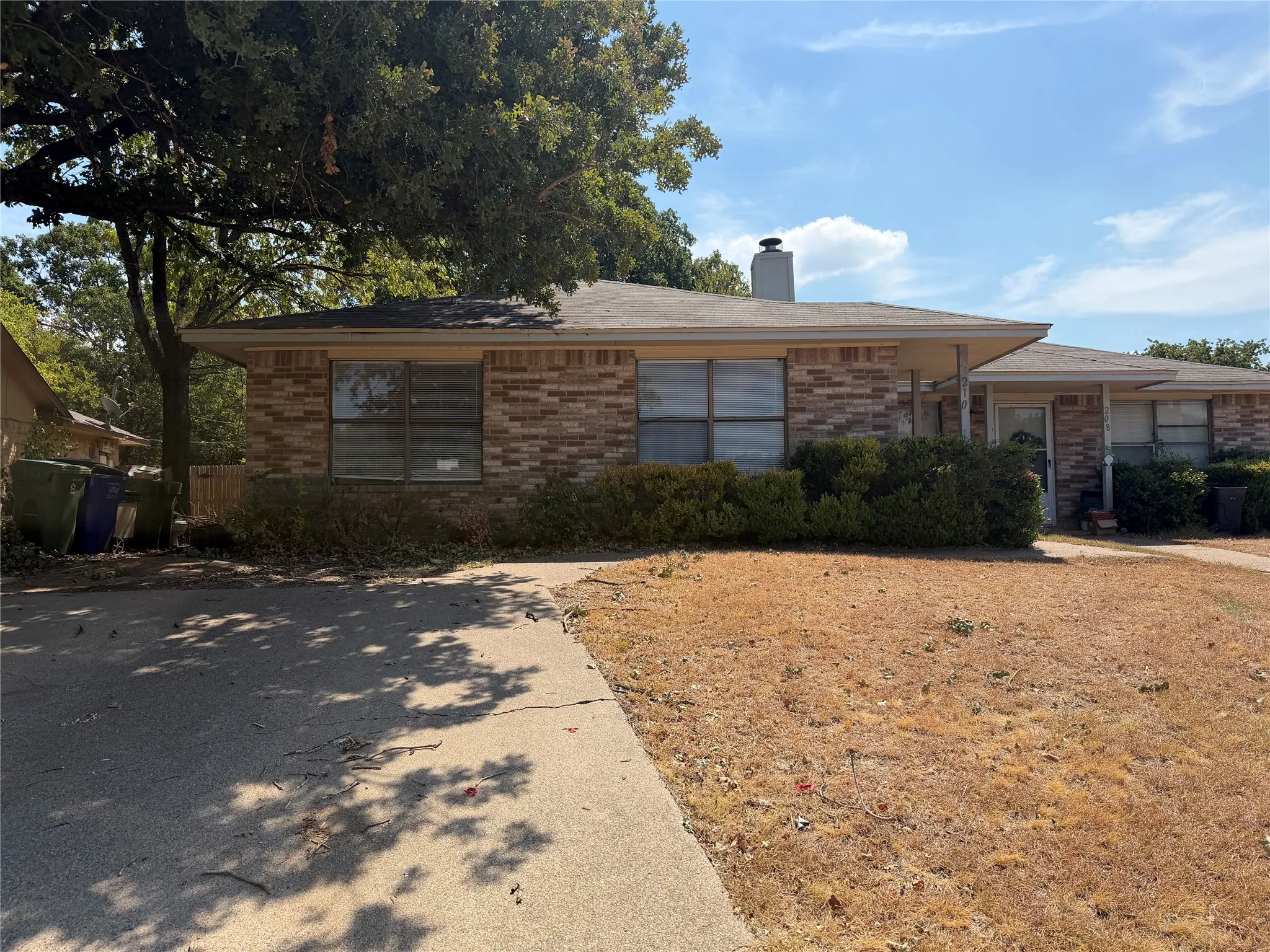Duplex For Rent in Tarrant County , 210 Shady Valley Drive, Mansfield, Texas 76063, 2 Bedroom, 2 Bathroom, Garage spaces, 1,105 Sqft, built in 1985, mls#21390458, Real Estate Agent in Mansfield, Homes For Rent in Tarrant county, Homes For Rent in Mansfield, Realtor in Mansfield Texas, Real Estate Brokerage Independent Realty Texas, Luminita Cordes Realtor