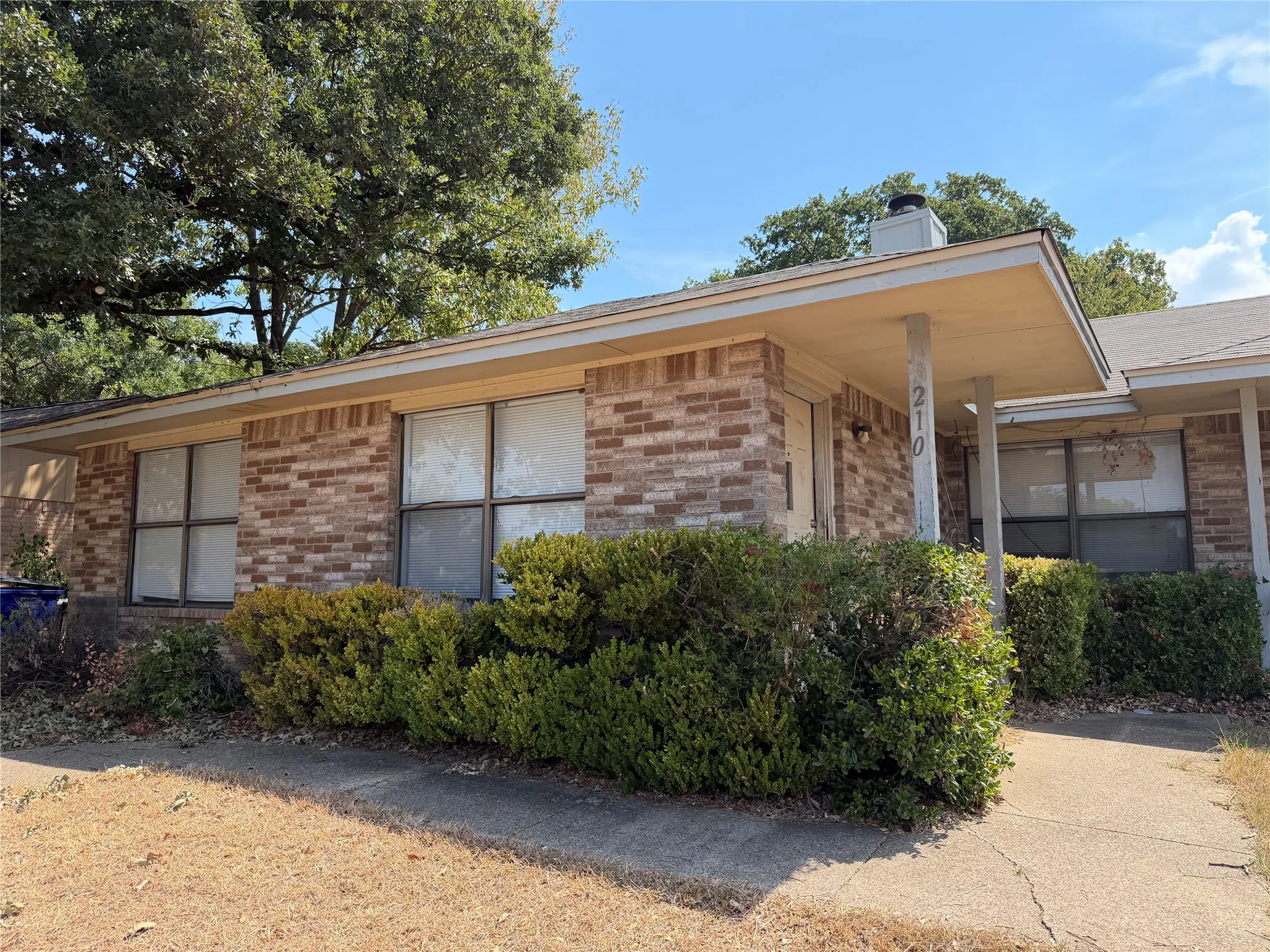 Duplex For Rent in Tarrant County , 210 Shady Valley Drive, Mansfield, Texas 76063, 2 Bedroom, 2 Bathroom, Garage spaces, 1,105 Sqft, built in 1985, mls#21390458, Real Estate Agent in Mansfield, Homes For Rent in Tarrant county, Homes For Rent in Mansfield, Realtor in Mansfield Texas, Real Estate Brokerage Independent Realty Texas, Luminita Cordes Realtor