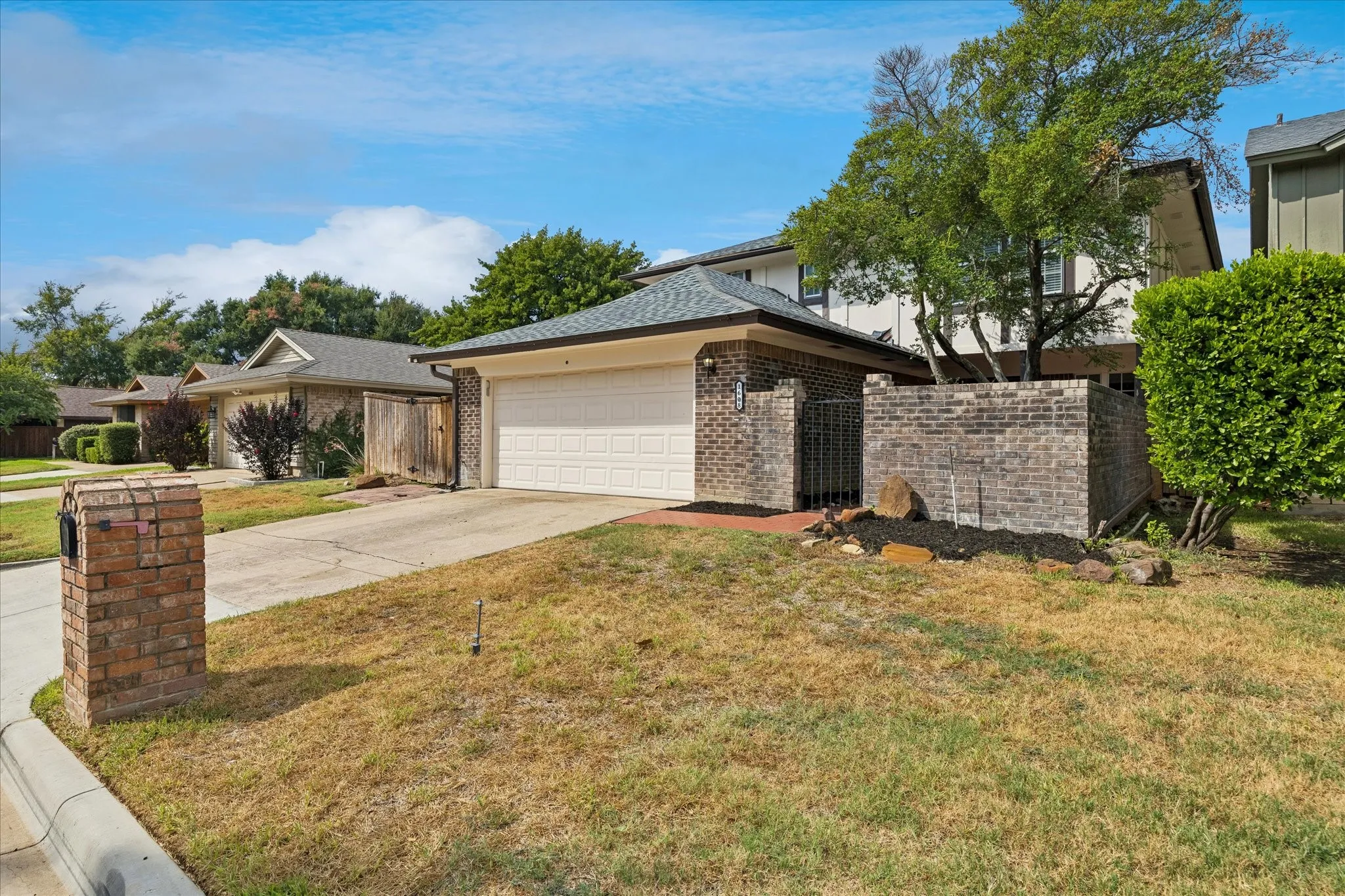 Single Family Residence For Sale in Tarrant County , 1608 Northridge Drive, Arlington, Texas 76012, 3 Bedroom, 3 Bathroom, 2 Garage spaces, 2,439 Sqft, built in 1976, mls#21393236, Real Estate Agent in Arlington, Homes For Sale in Tarrant county, Homes For Sale in Arlington, Realtor in Arlington Texas, Real Estate Brokerage Independent Realty Texas, Luminita Cordes Realtor