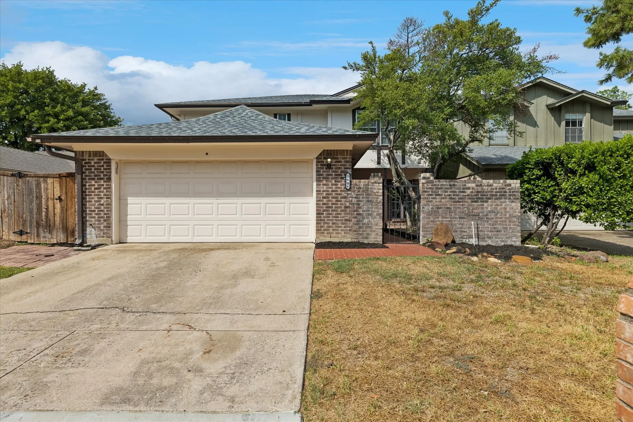 Single Family Residence For Sale in Tarrant County , 1608 Northridge Drive, Arlington, Texas 76012, 3 Bedroom, 3 Bathroom, 2 Garage spaces, 2,439 Sqft, built in 1976, mls#21393236, Real Estate Agent in Arlington, Homes For Sale in Tarrant county, Homes For Sale in Arlington, Realtor in Arlington Texas, Real Estate Brokerage Independent Realty Texas, Luminita Cordes Realtor