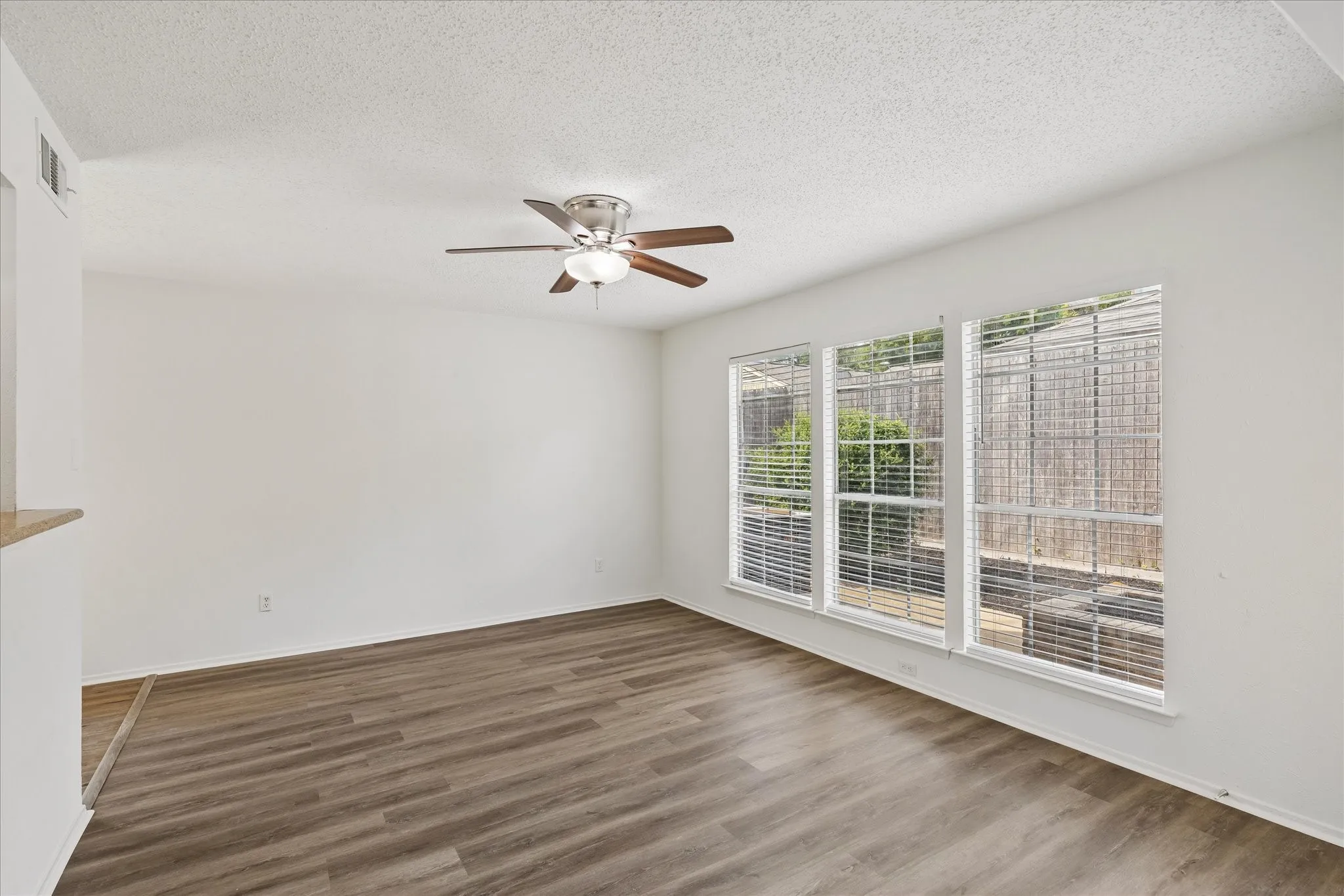 Single Family Residence For Sale in Tarrant County , 1608 Northridge Drive, Arlington, Texas 76012, 3 Bedroom, 3 Bathroom, 2 Garage spaces, 2,439 Sqft, built in 1976, mls#21393236, Real Estate Agent in Arlington, Homes For Sale in Tarrant county, Homes For Sale in Arlington, Realtor in Arlington Texas, Real Estate Brokerage Independent Realty Texas, Luminita Cordes Realtor
